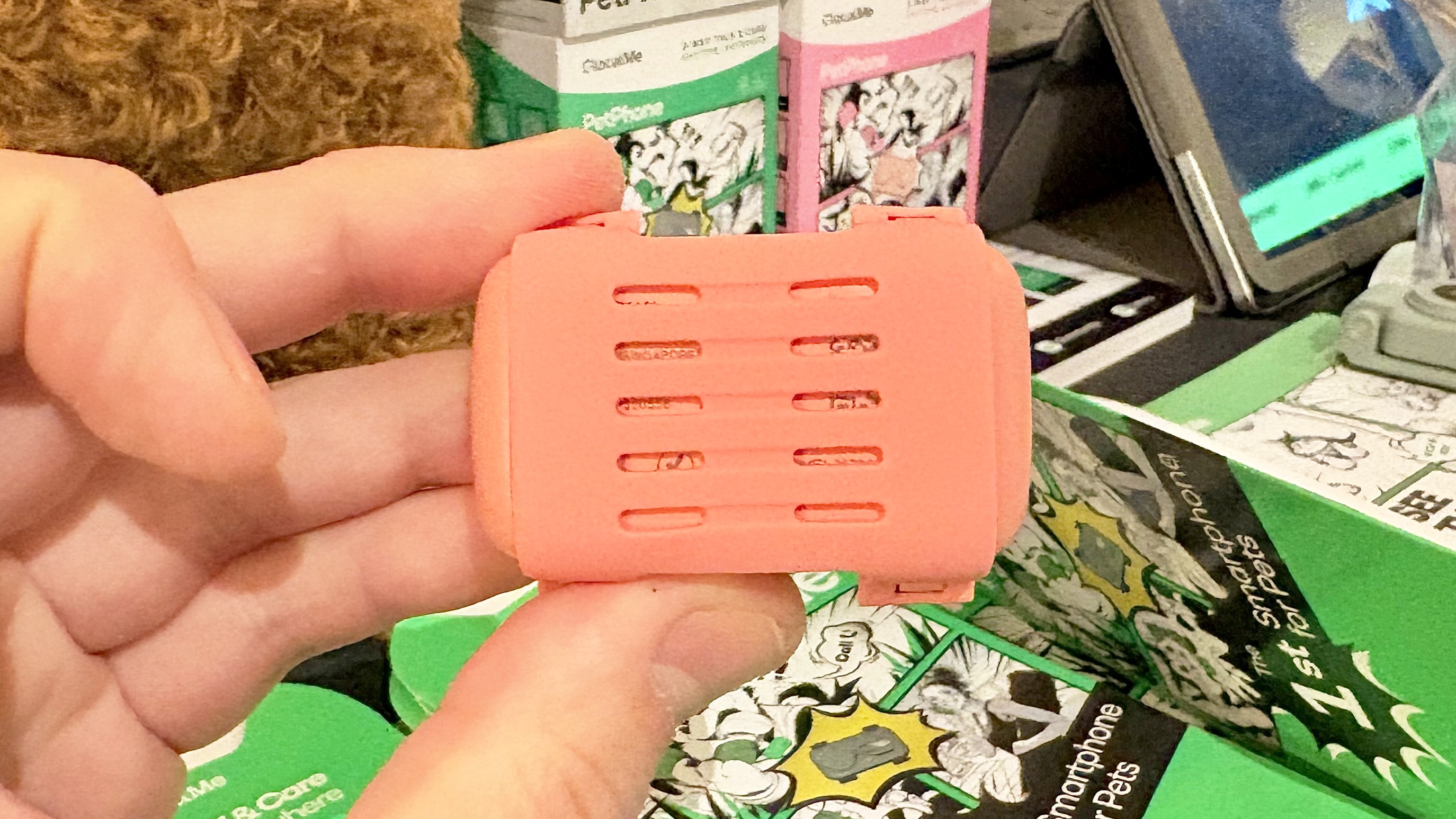 Gros plan du PetPhone, un smartphone portable pour animaux de compagnie qui s'attache à un collier