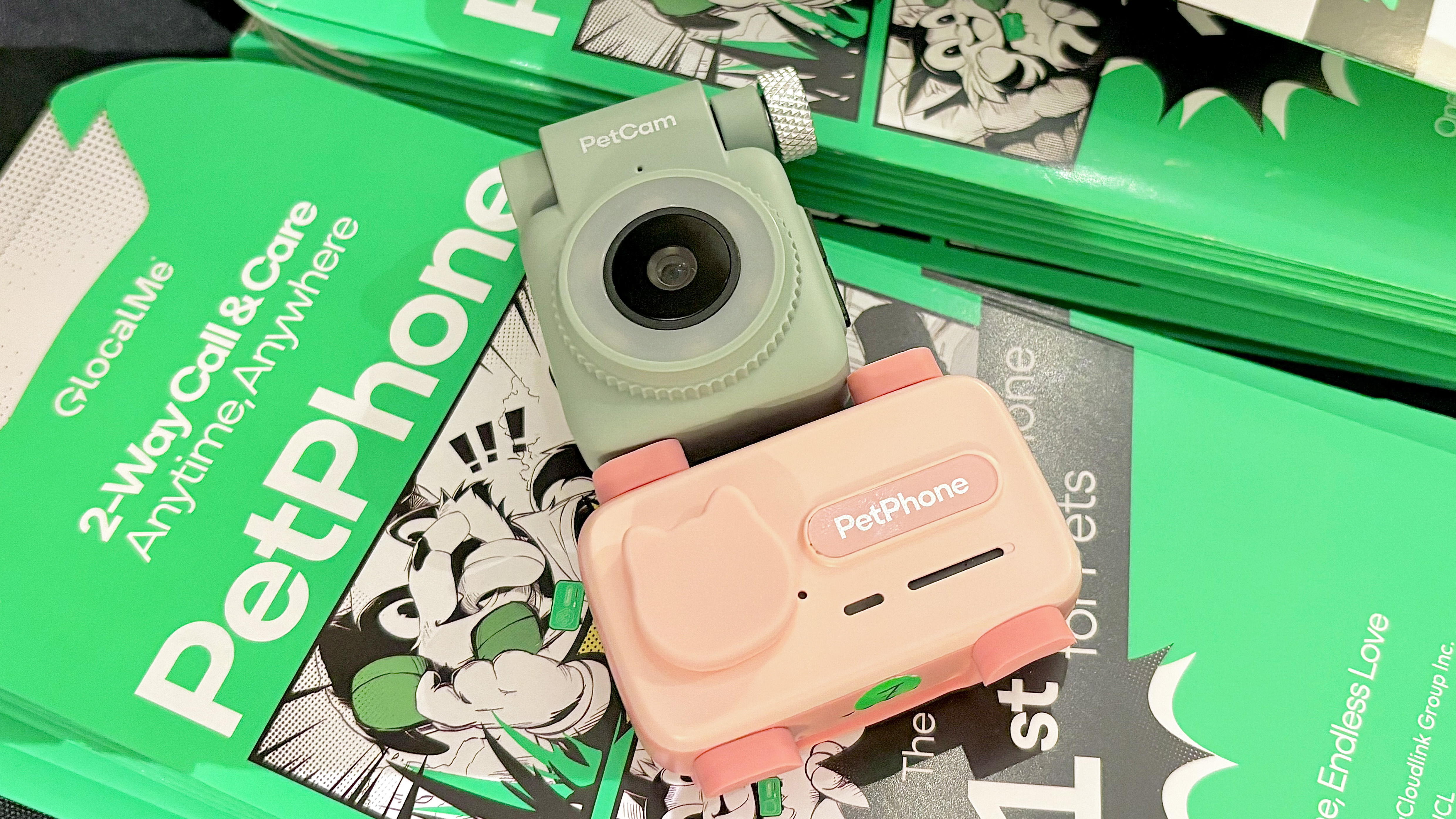 Gros plan du PetPhone, un smartphone portable pour animaux de compagnie qui s'attache à un collier