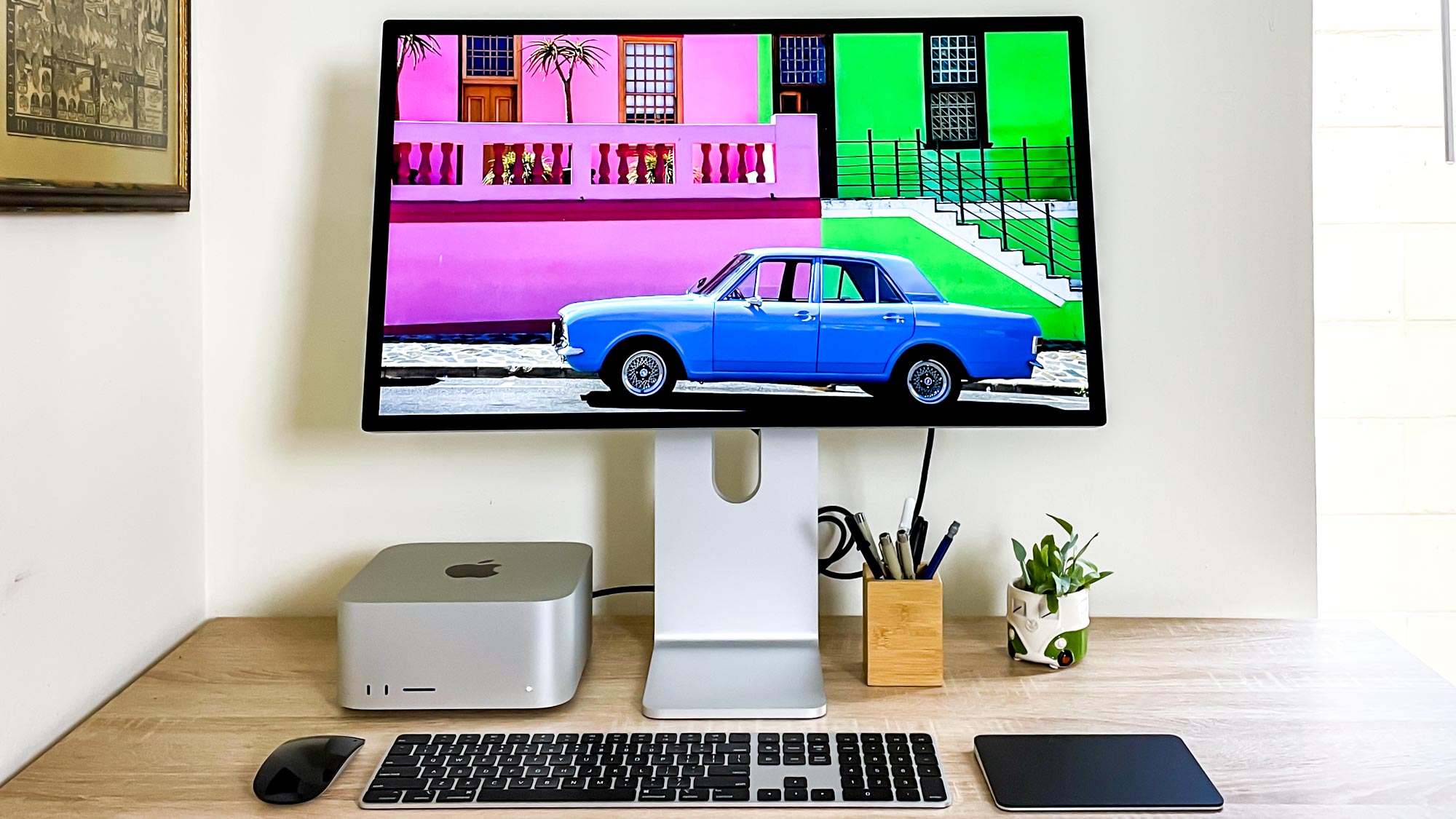 Mac Studio sur un bureau connecté à un Studio DIsplay