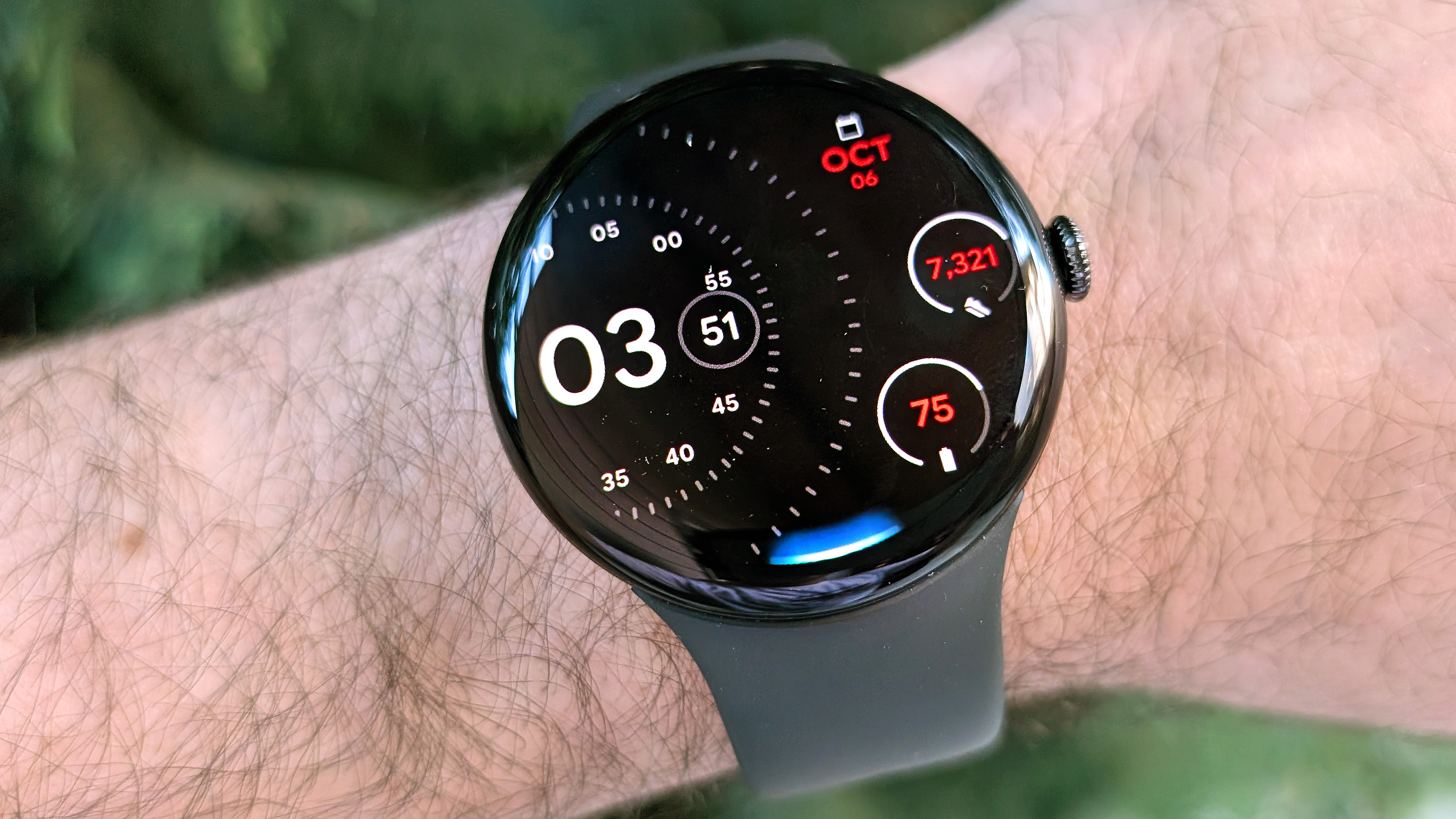 Gros plan de la Google Pixel Watch 4 en noir sur un bracelet noir