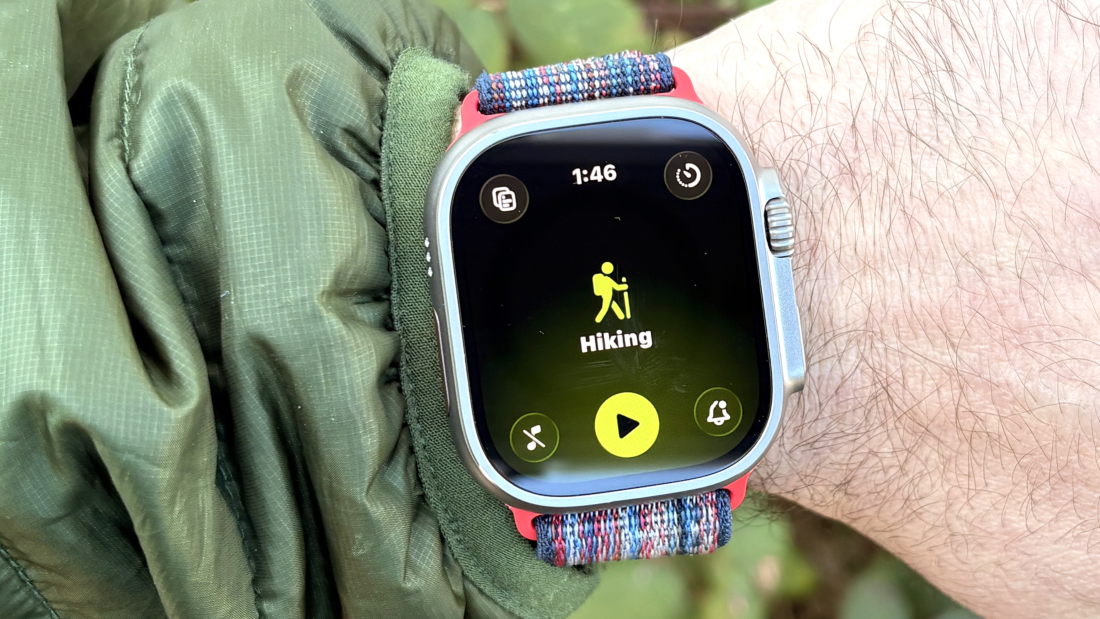 Gros plan de l'Apple Watch Ultra 3 montrant l'option de suivi des randonnées dans l'application Entraînement