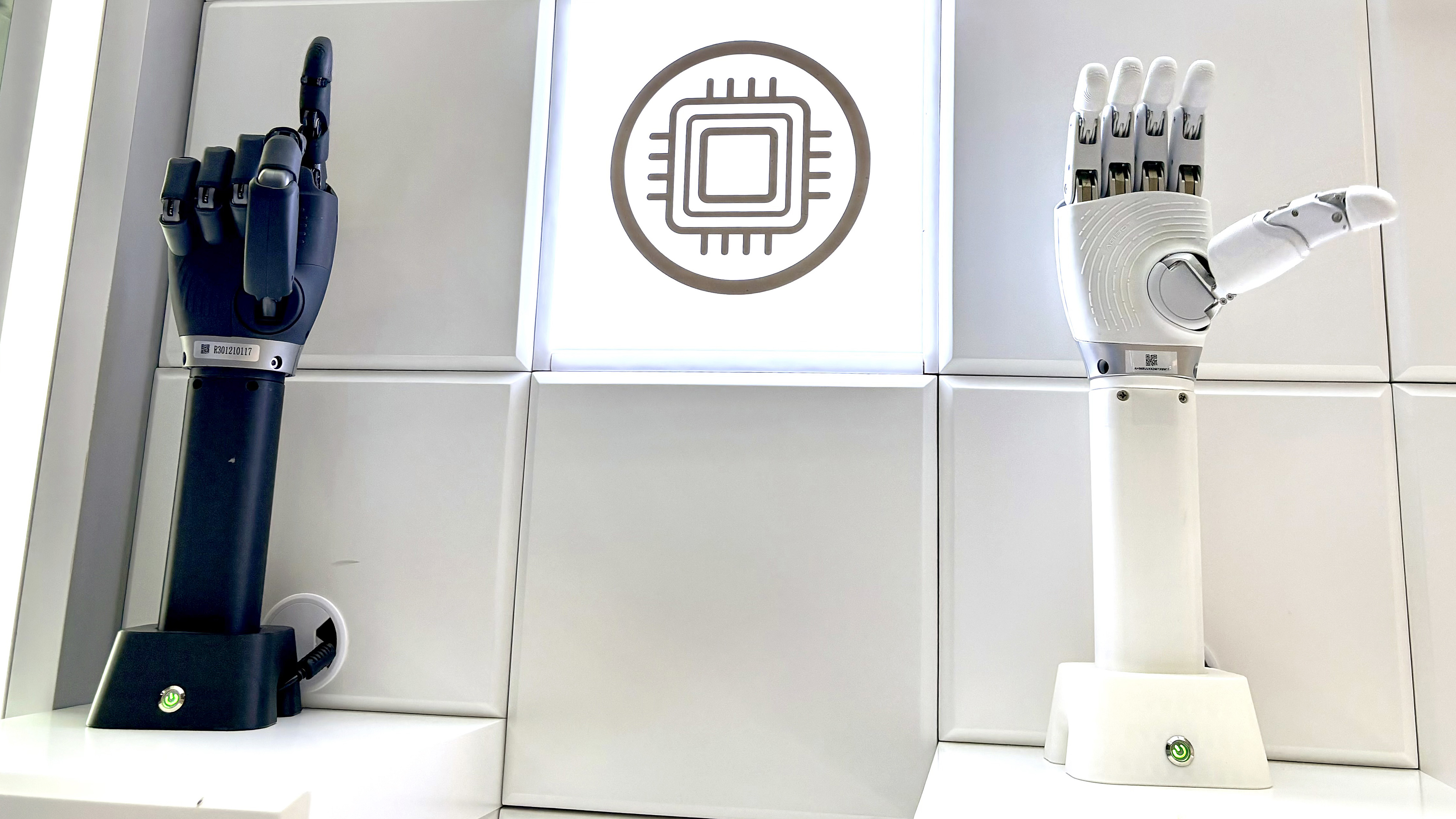 La main du robot Omnihand exposée au MWC 2026