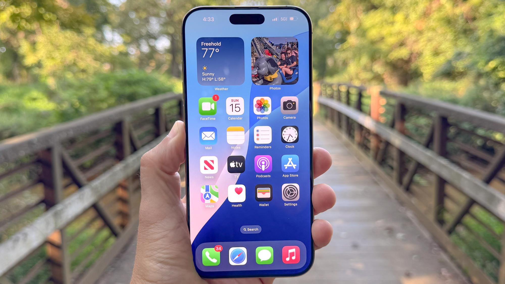 iPhone 16 Pro Max présenté en main