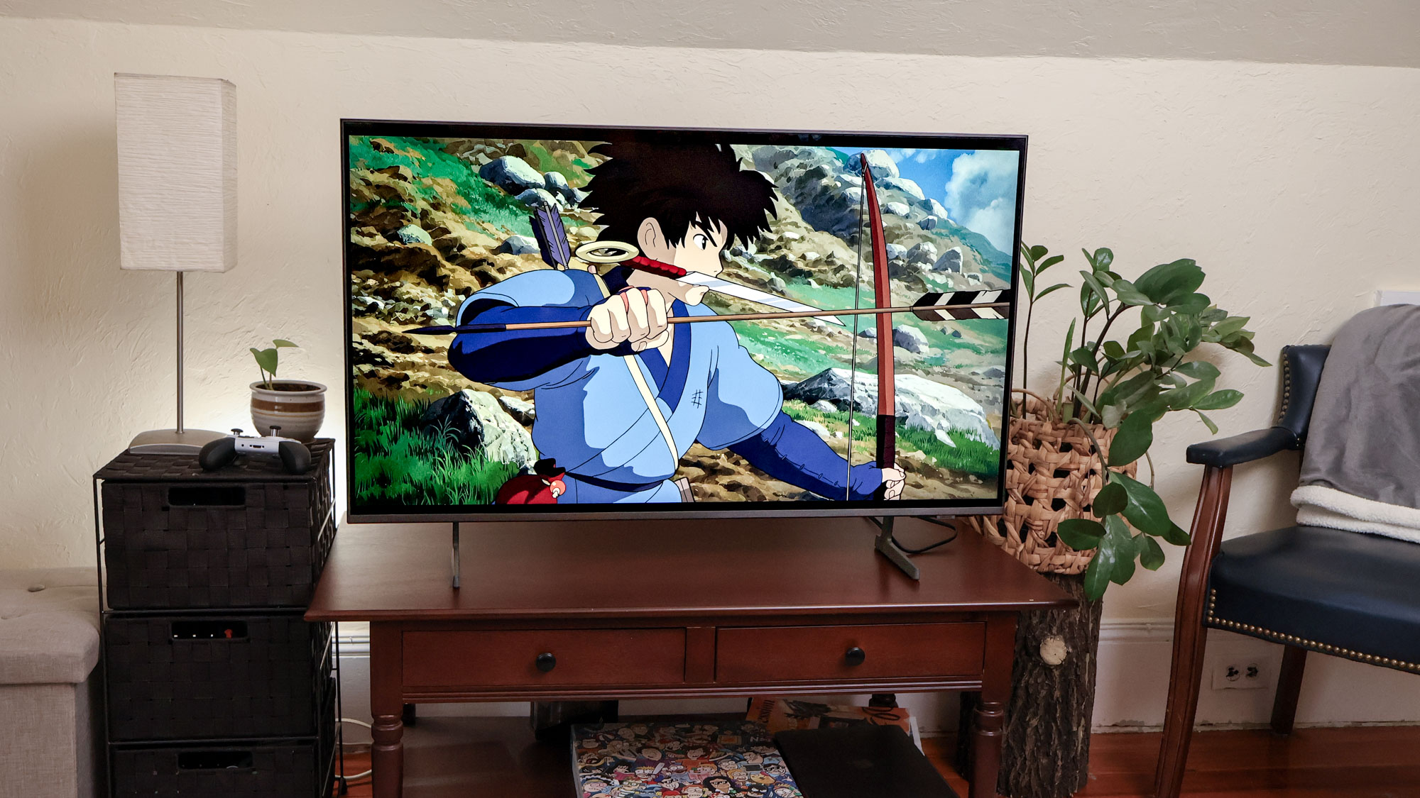 Un téléviseur LED Samsung DU7200 sur une table d'appoint