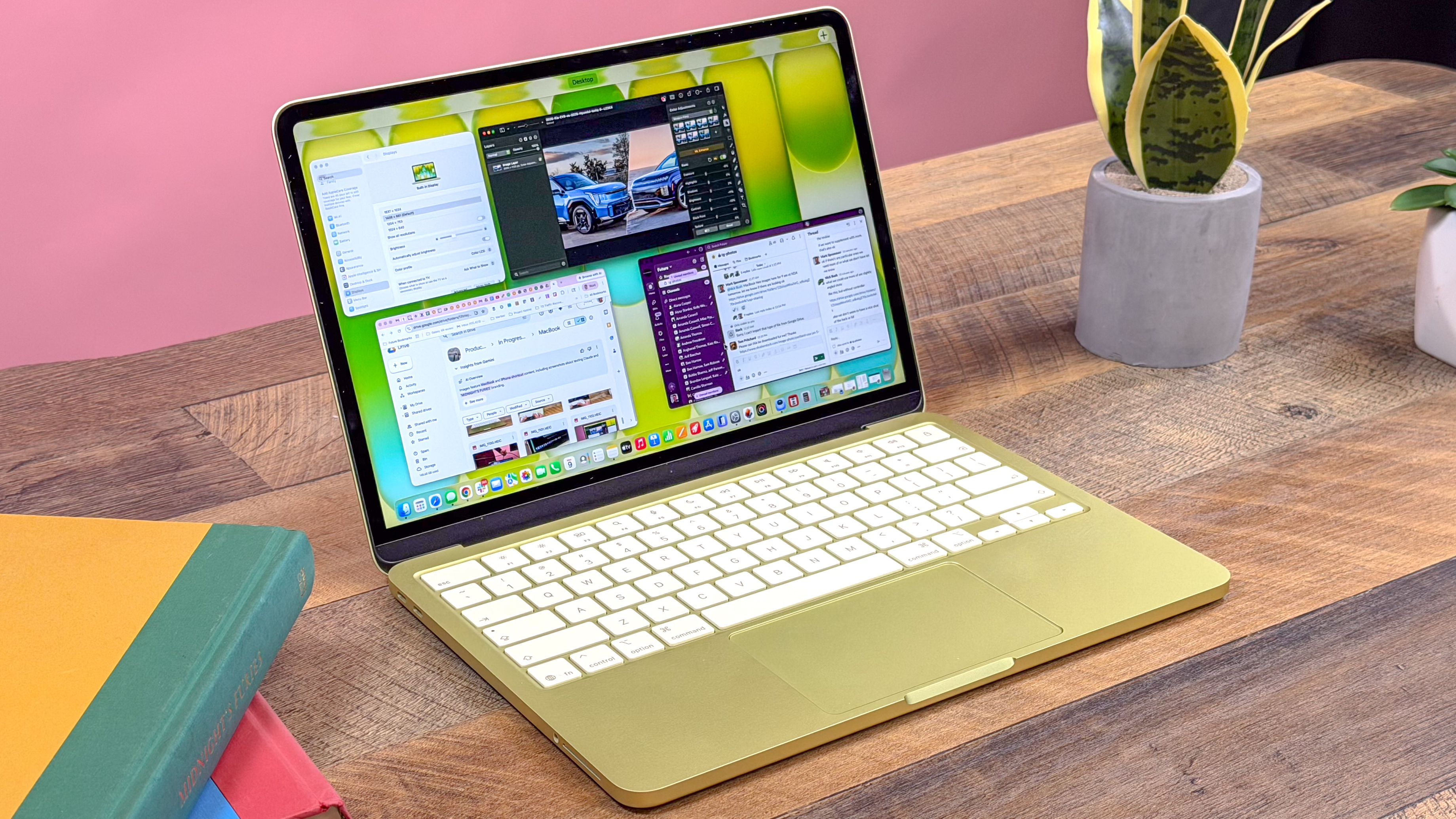 MacBook Neo affiché sur un bureau