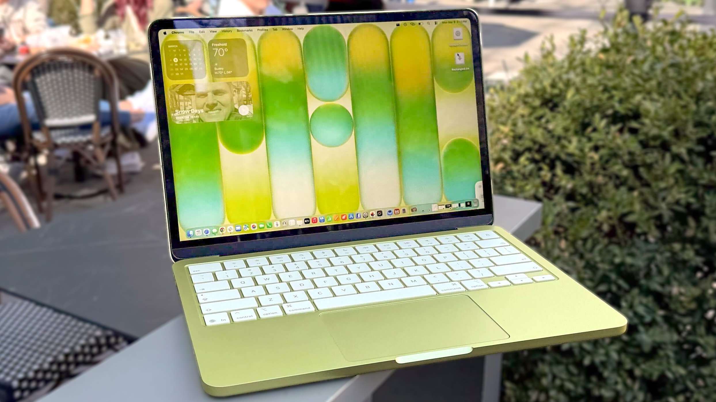 MacBook Neo à l’extérieur