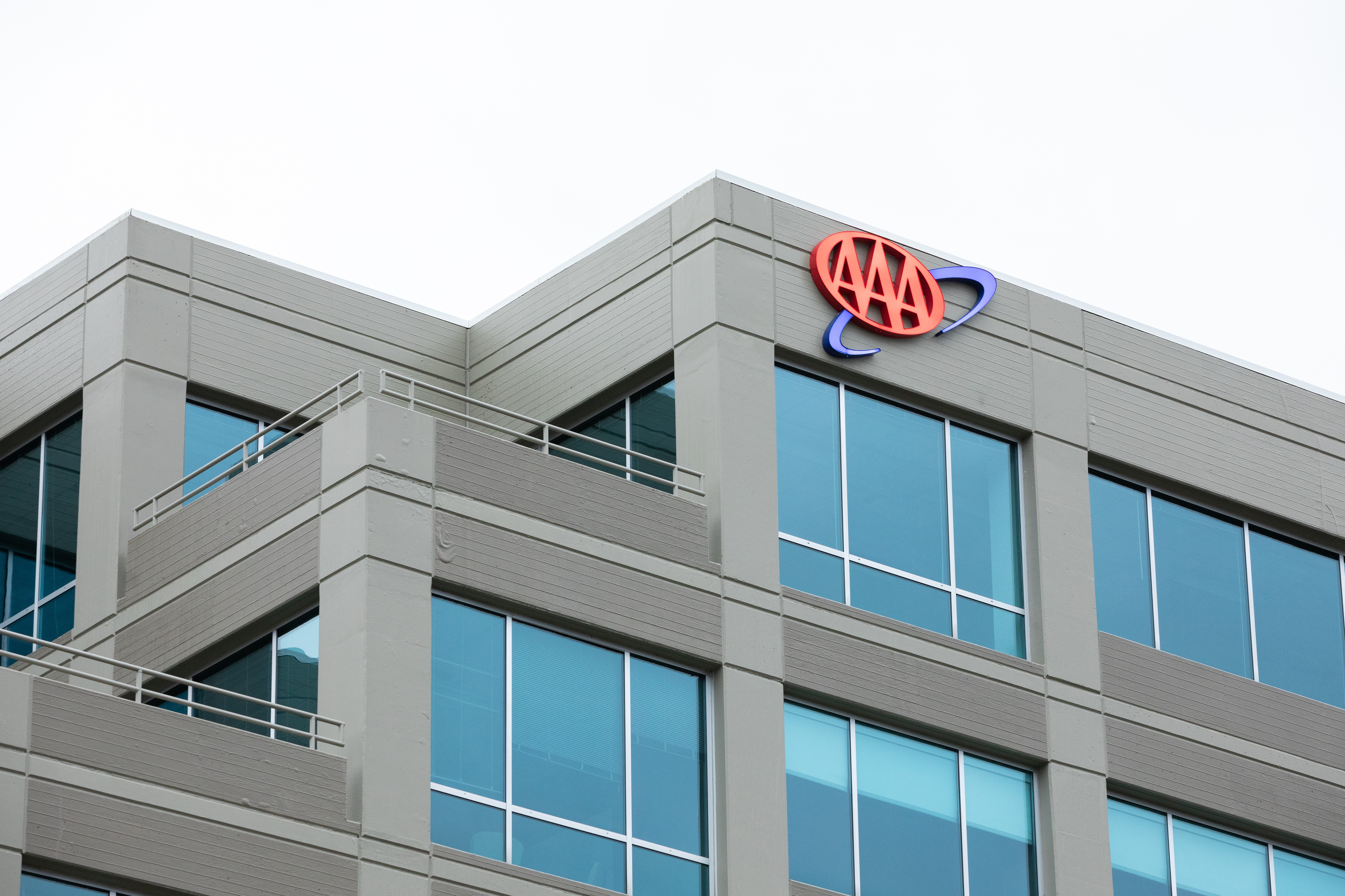 Immeuble de bureaux avec logo AAA