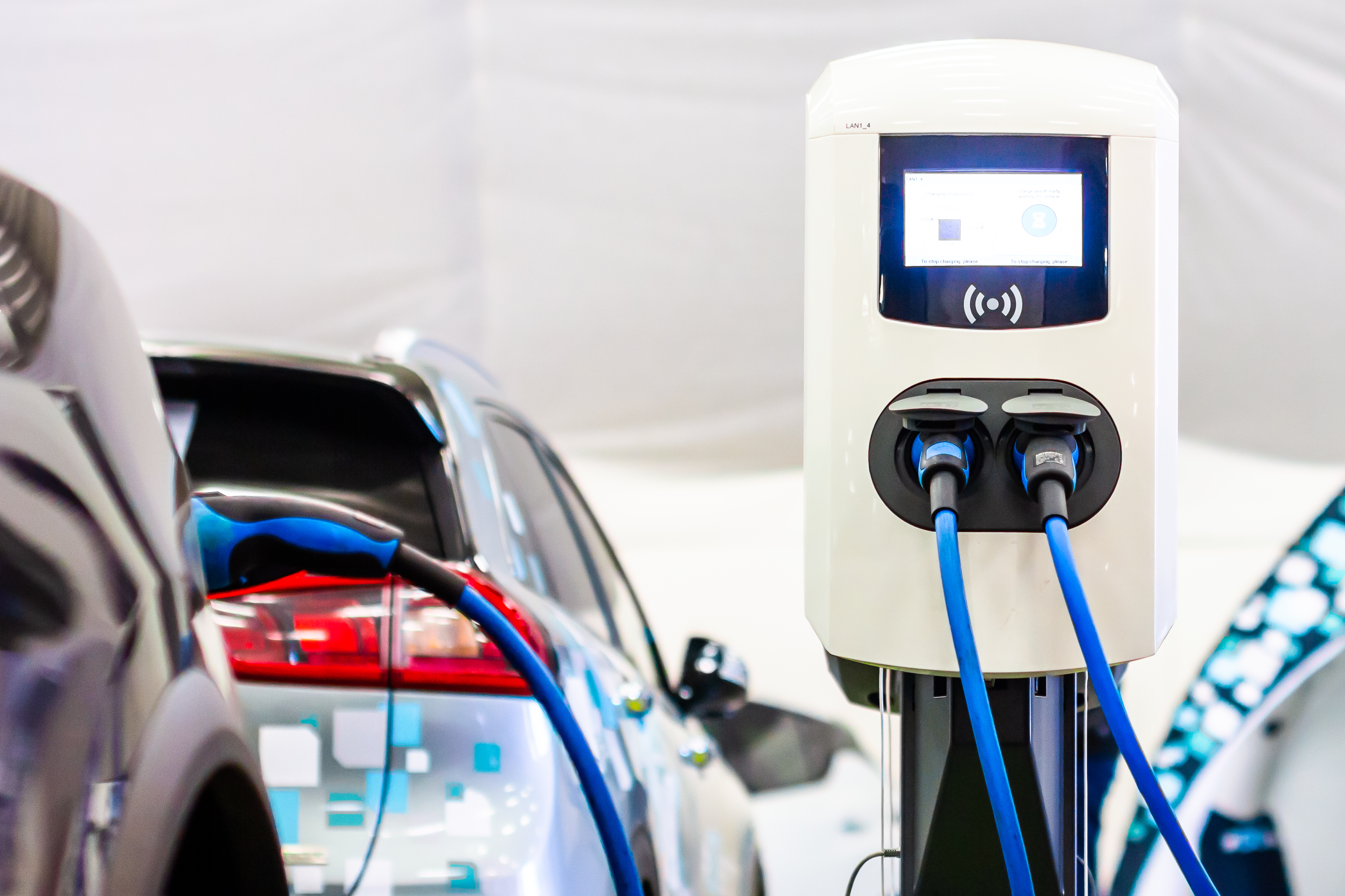 Chargeur EV à double prise branché sur une voiture noire