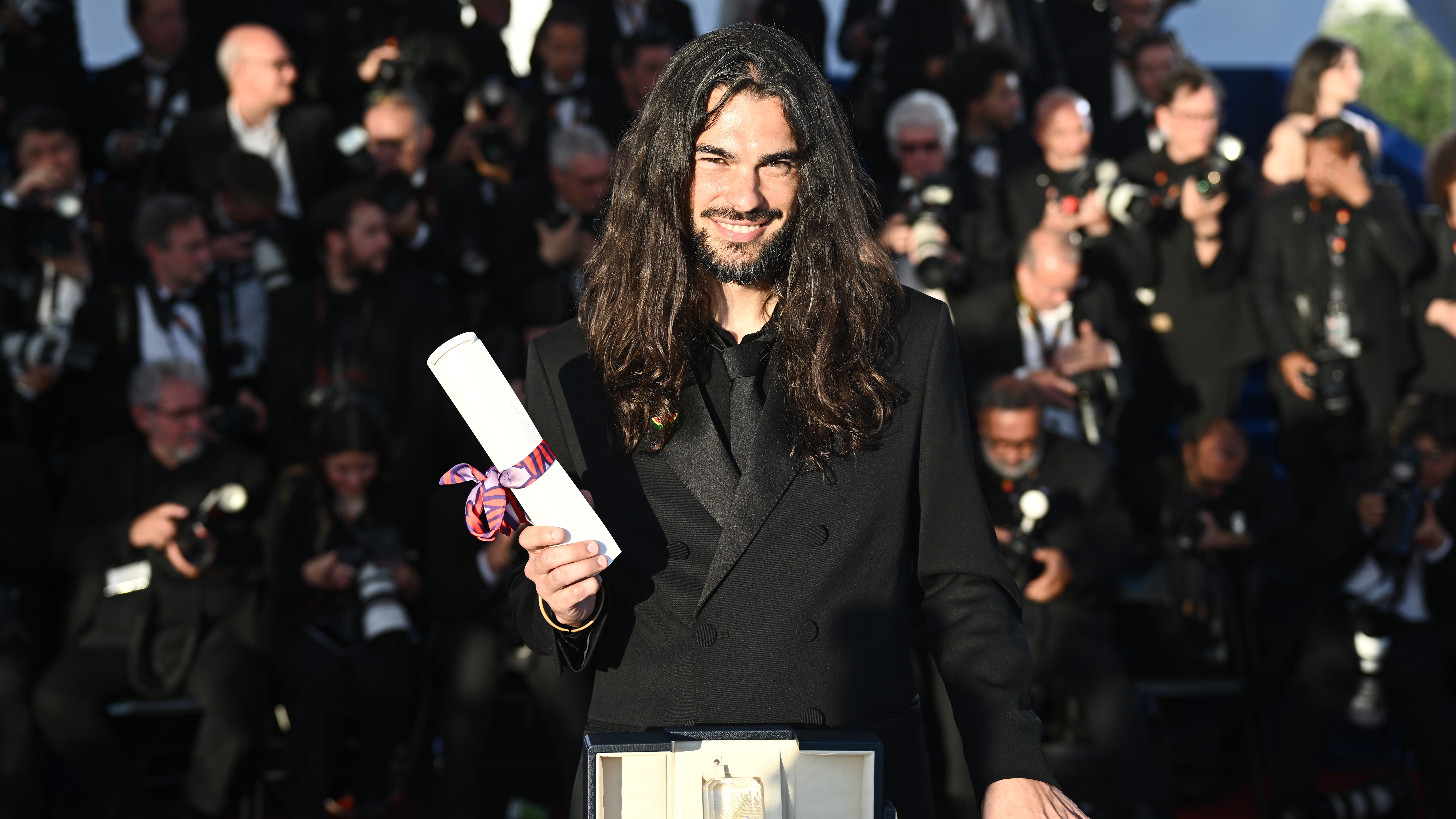 Oliver Laxe pose avec le Prix du Jury pour Sirāt lors du photocall des lauréats de la Palme D'Or