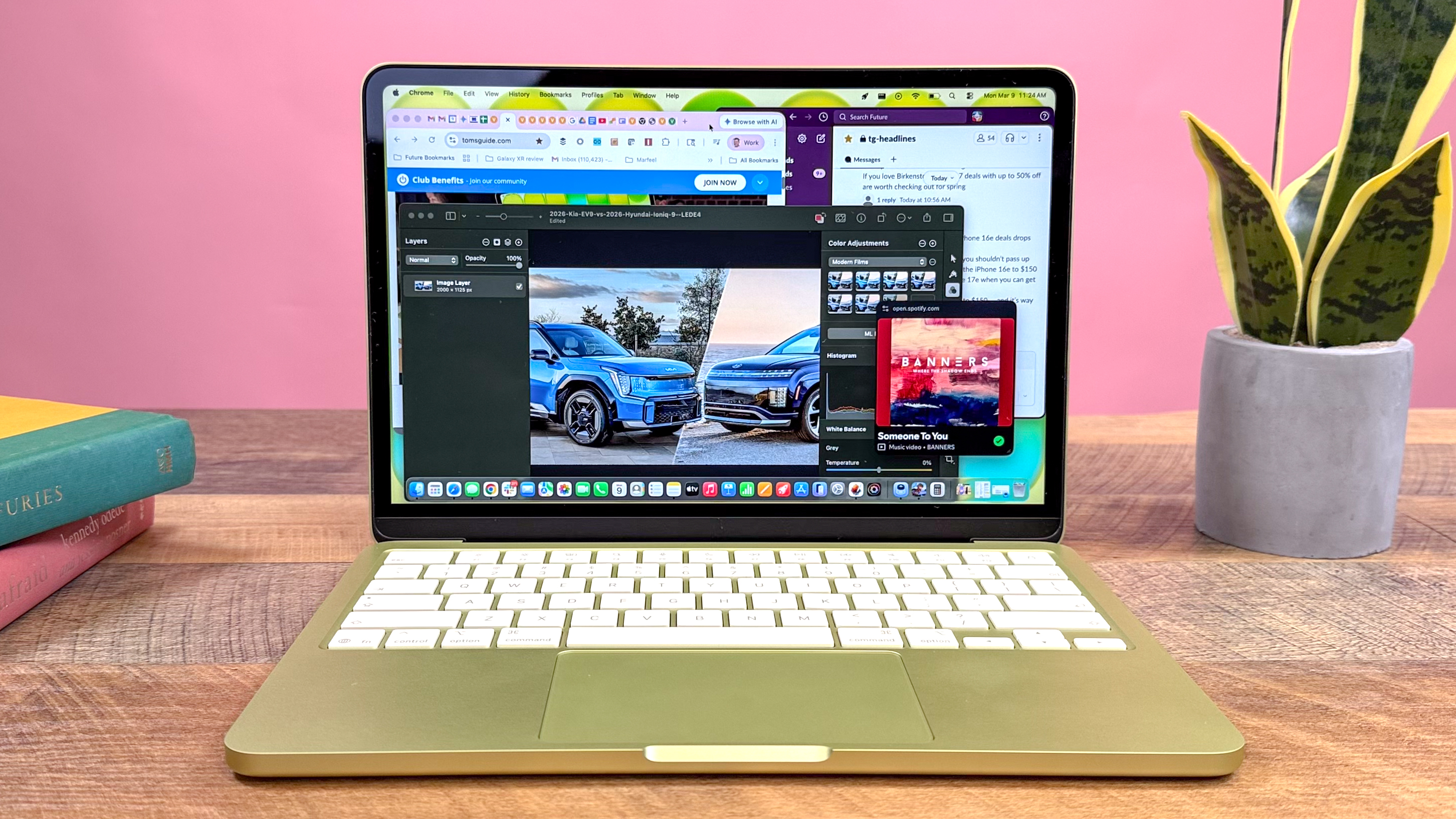 MacBook Neo affiché sur un bureau