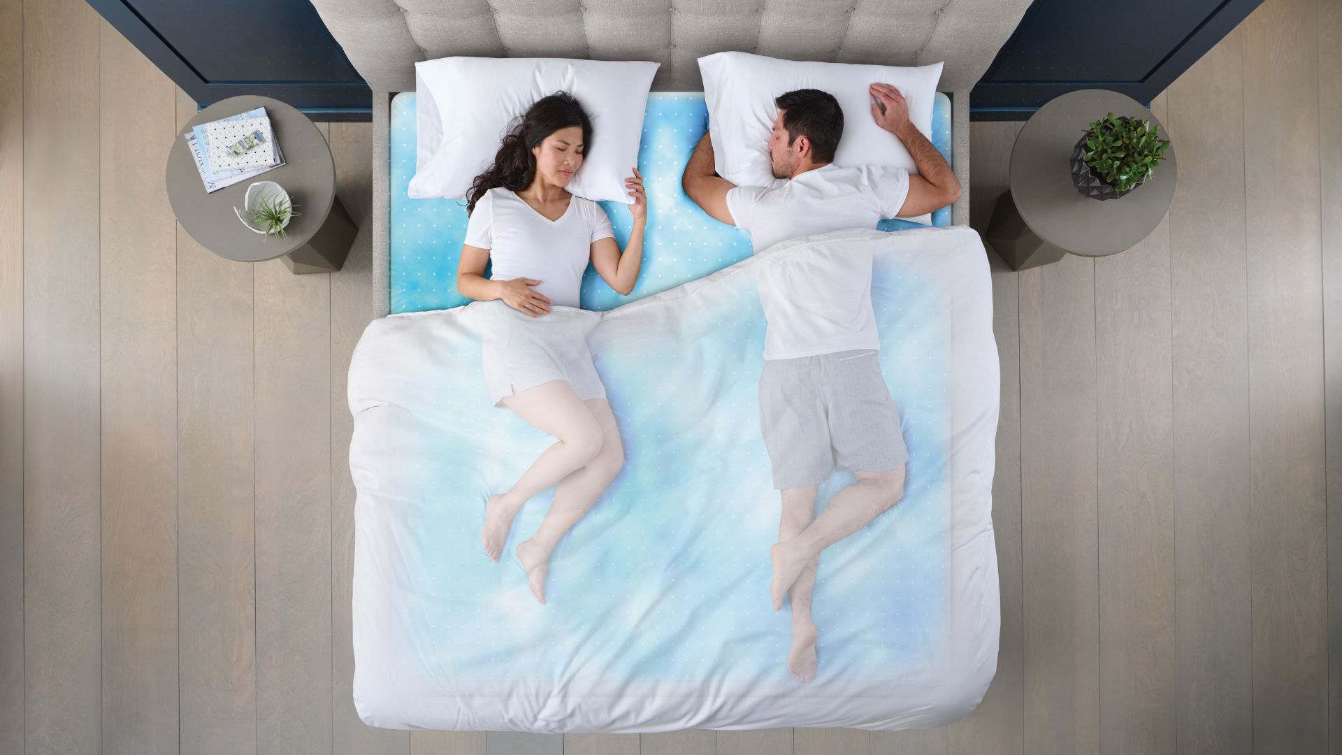 Un couple allongé dans un lit intelligent Sleep Number ClimateCool