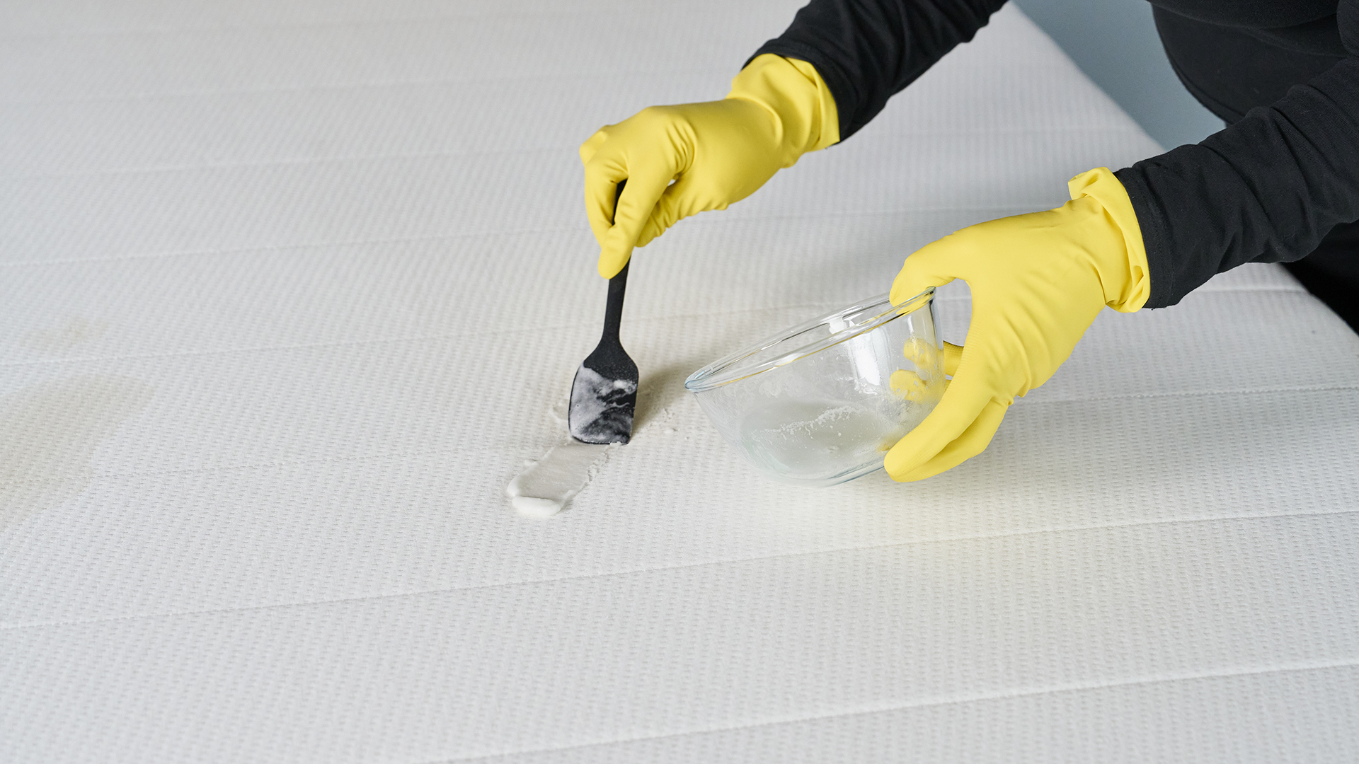 Tom's Guide Sleep Team mélange du bicarbonate de soude dans un bol et l'applique sur une tache