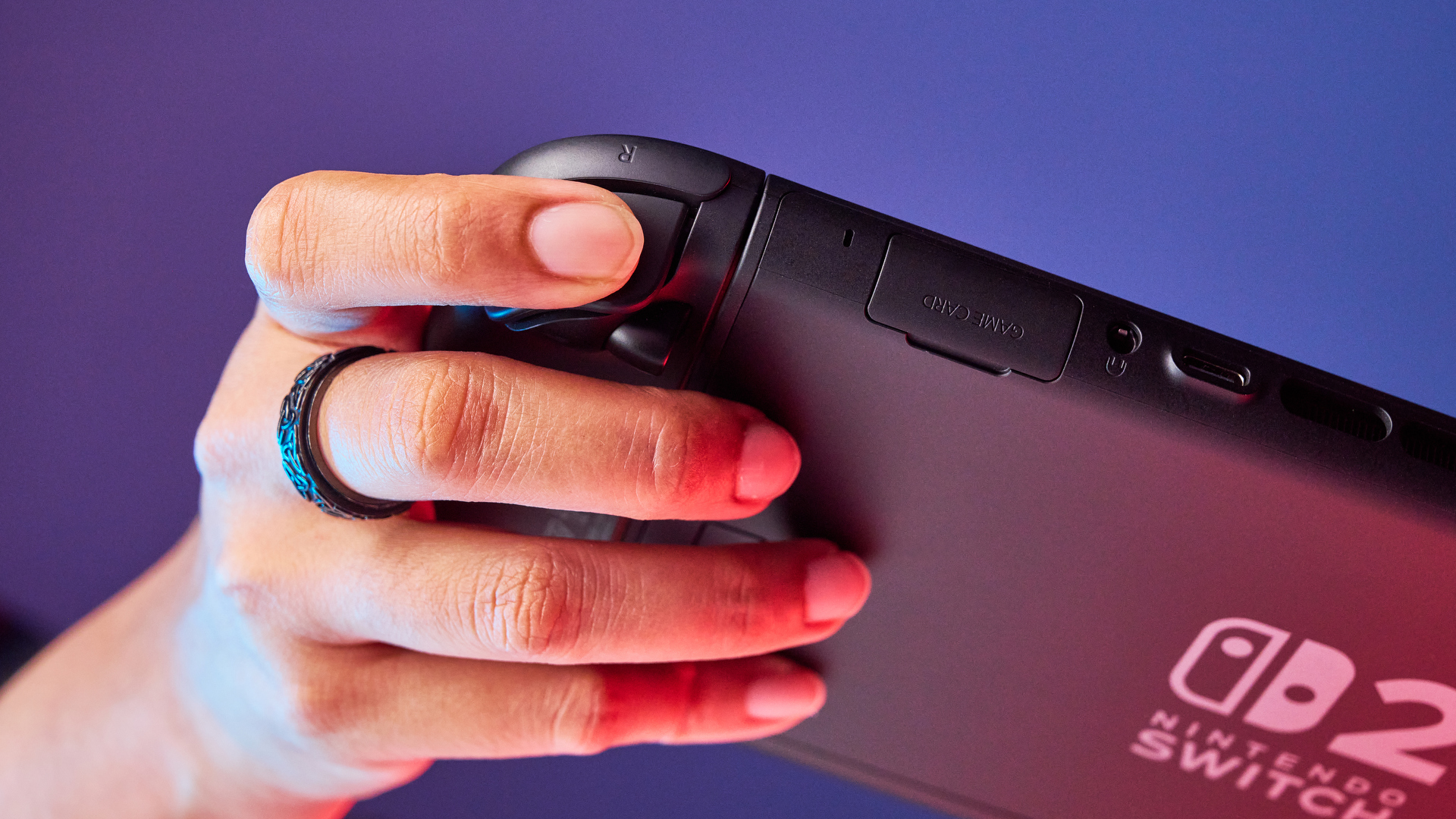 Une Nintendo Switch 2 photographiée sous un éclairage RVB