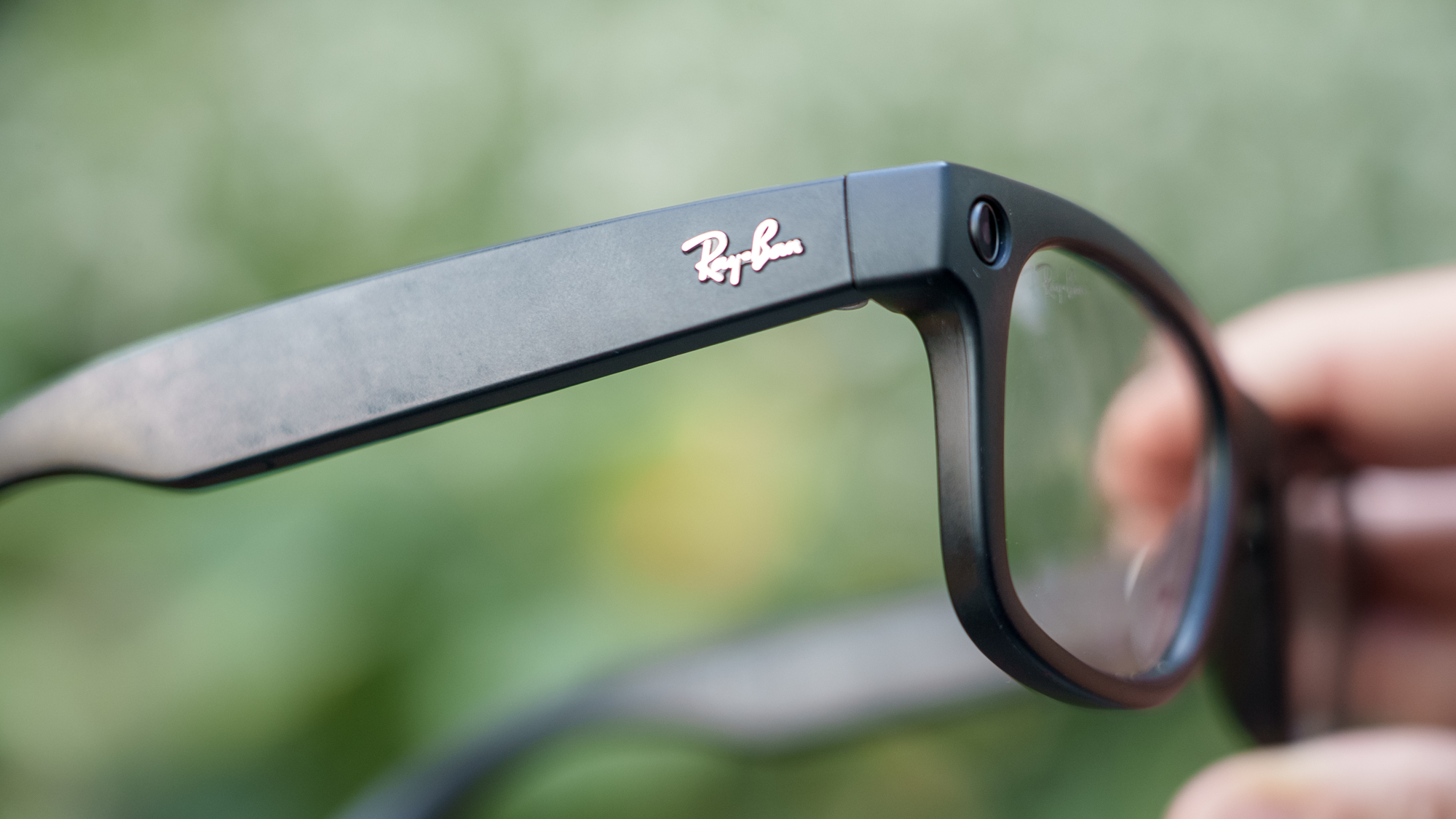 Le logo Ray-Ban sur les lunettes intelligentes Meta Ray-Ban (gen 2)