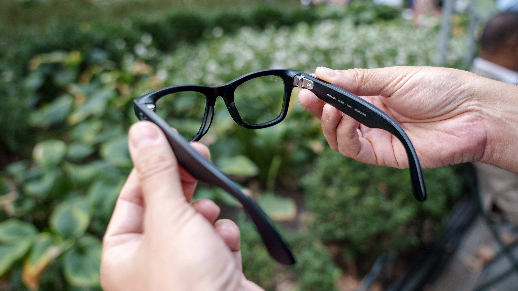 Tenir les lunettes intelligentes Meta Ray-Ban (gen 2)