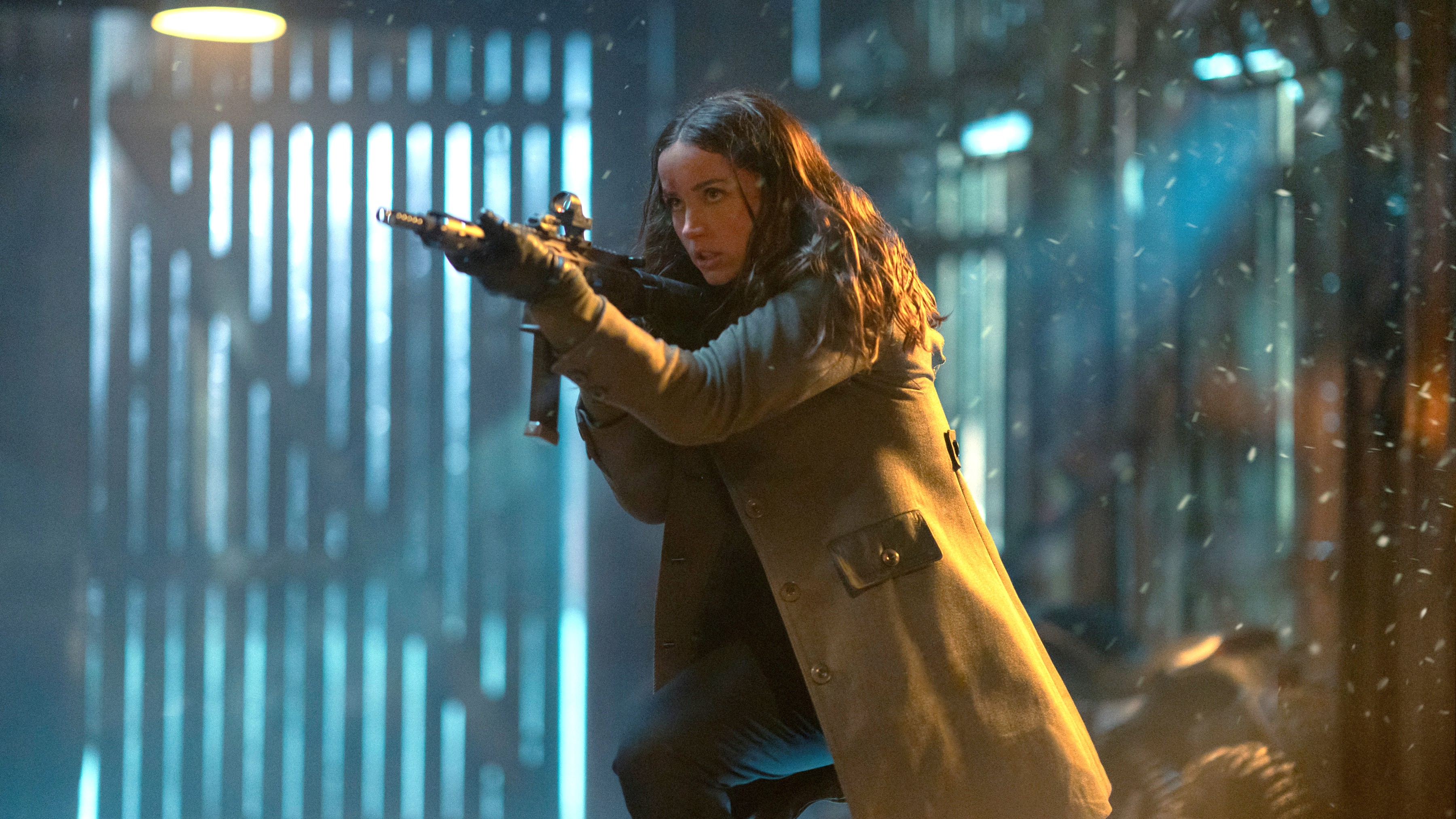 Eve (Ana de Armas) prépare un fusil d'assaut dans une scène de