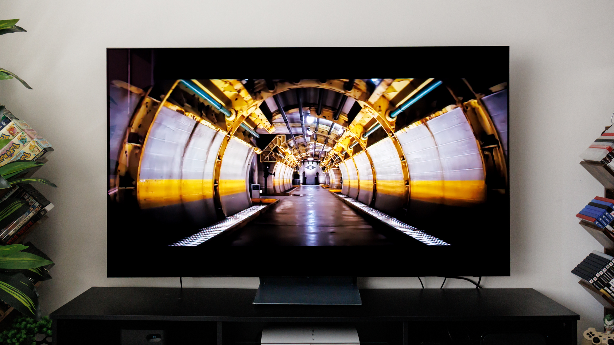 Téléviseur OLED Samsung S90F sur meuble