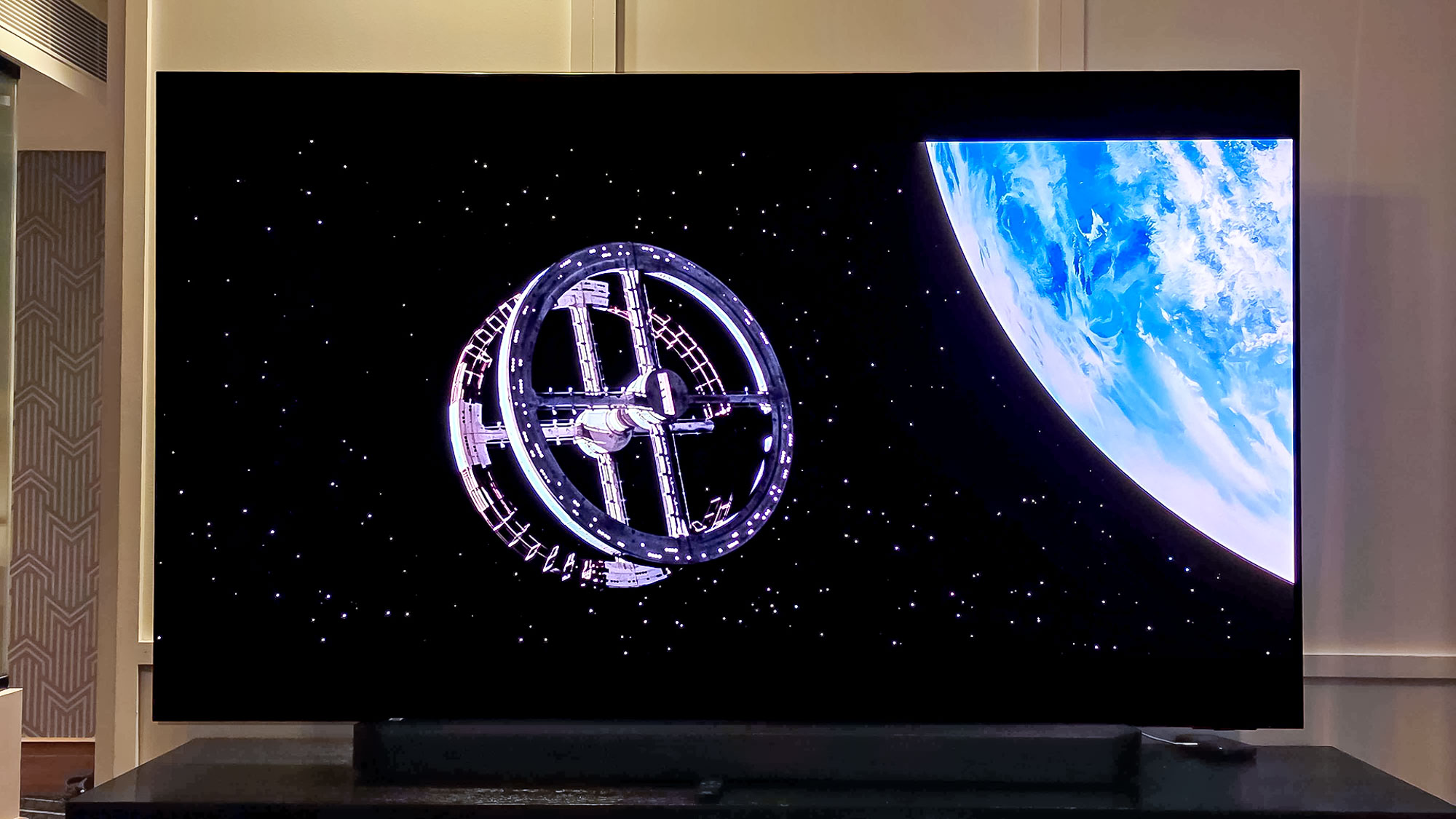 2001 L'Odyssée de l'espace sur un téléviseur OLED Samsung S95F