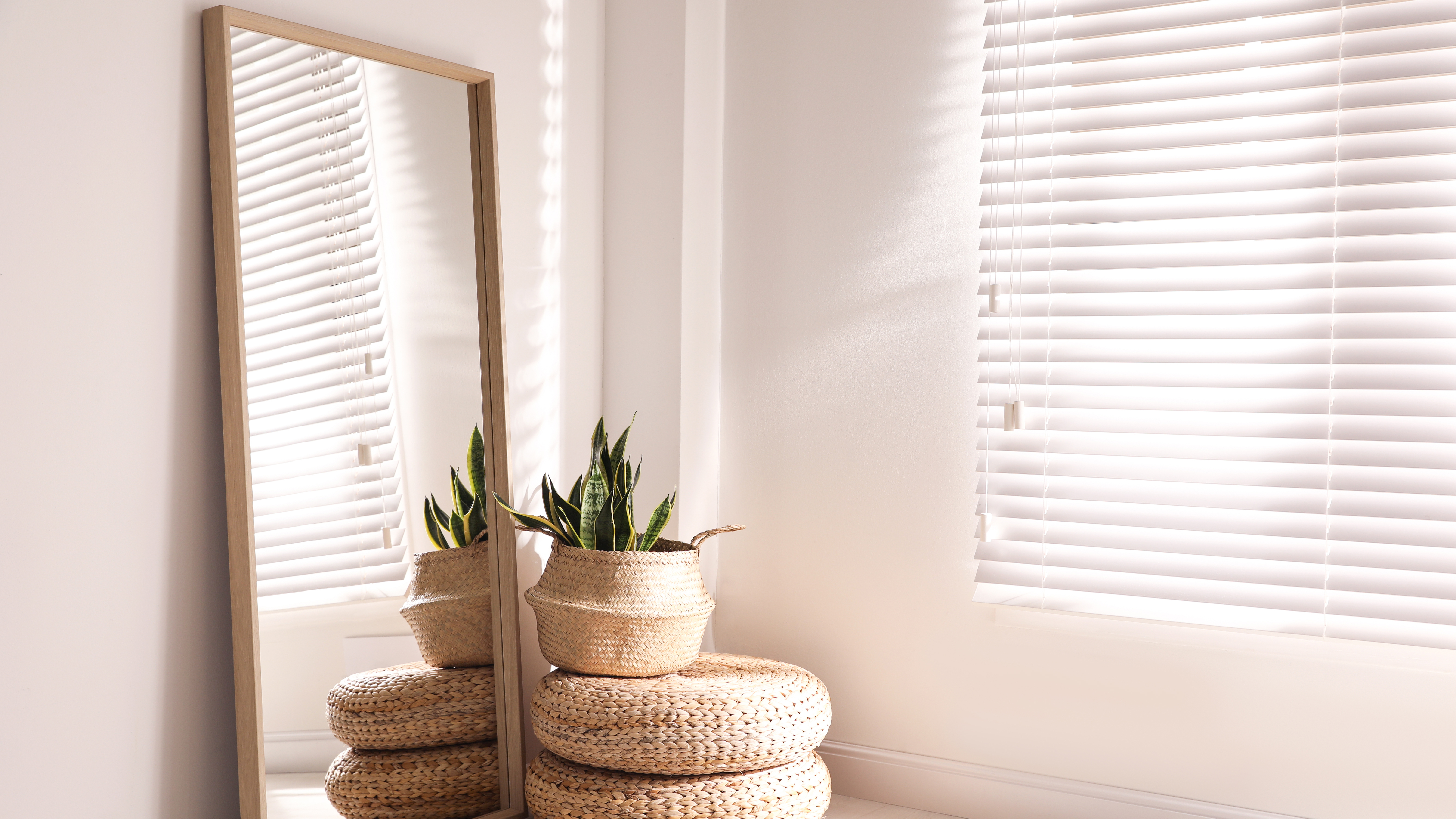 Grand miroir dans le salon