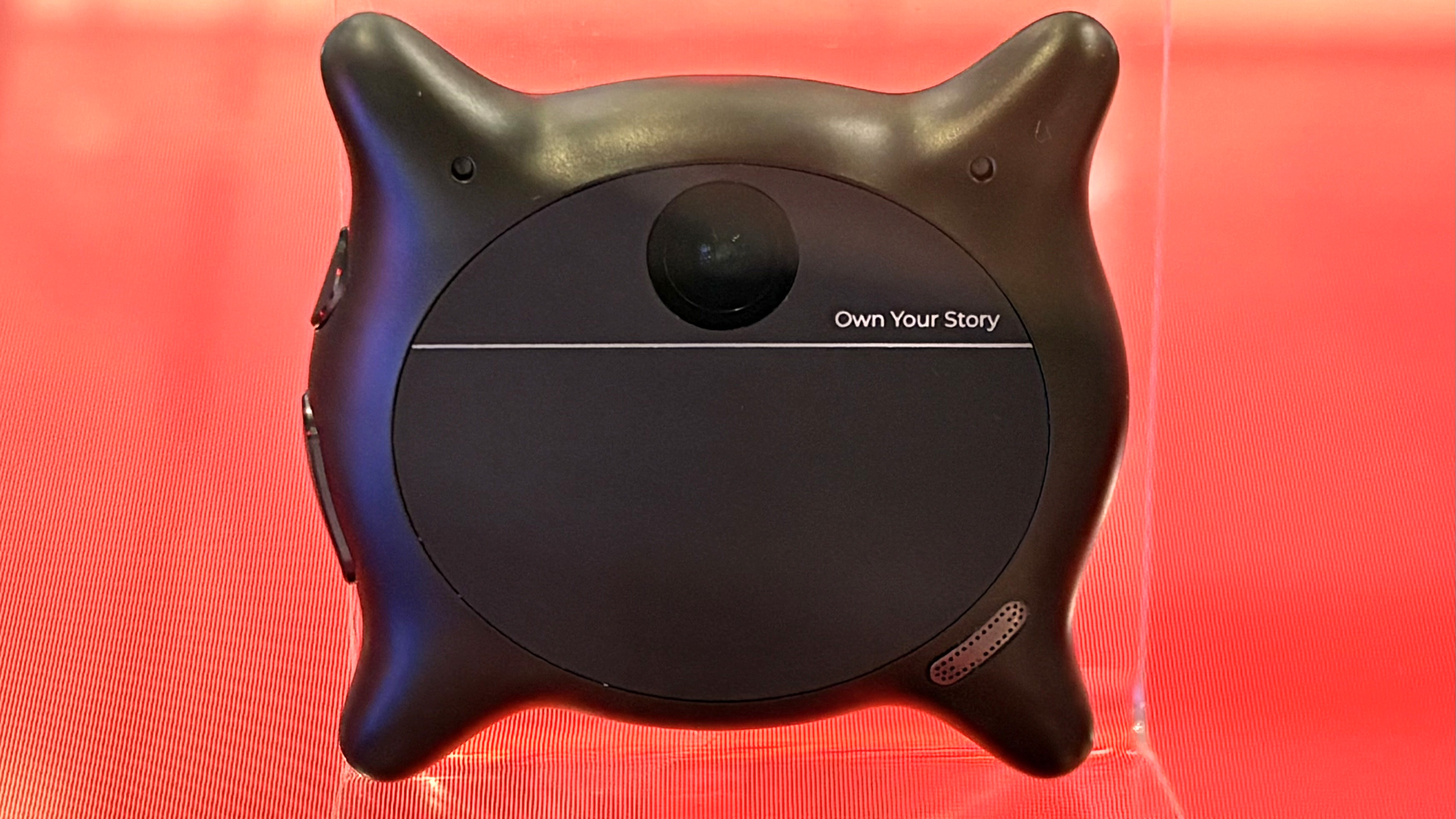 La broche Looki L1 AI présentée sur le stand Snapdragon au Mobile World Congress 2026