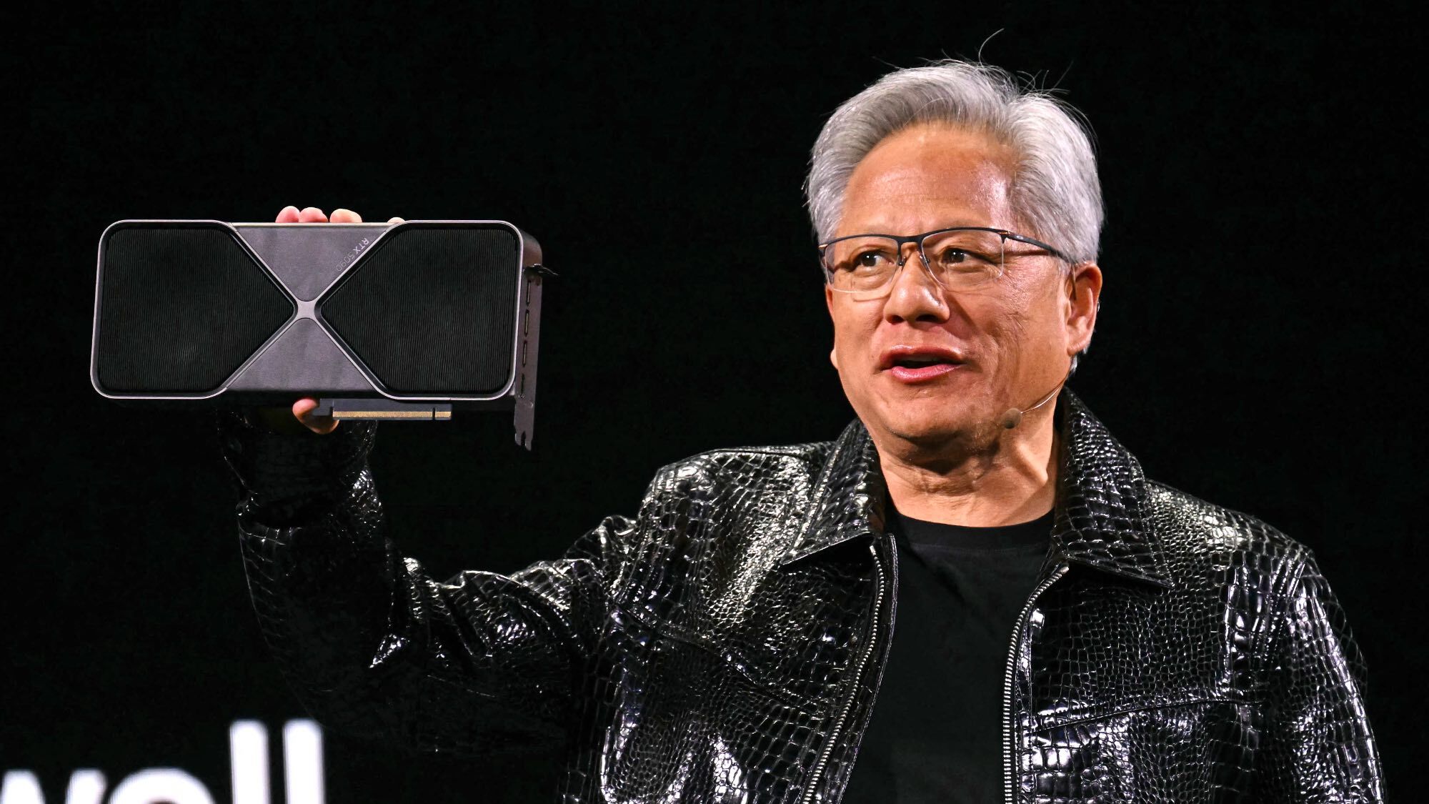 Jensen Huang tenant un GPU Nvidia RTX.