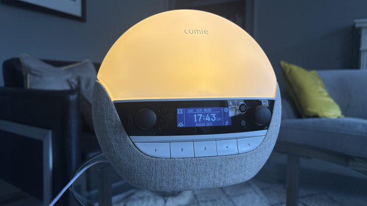 Le réveil Lumie Bodyclock Luxe 700FM au lever du soleil éclaire une pièce sombre de sa lueur chaleureuse.