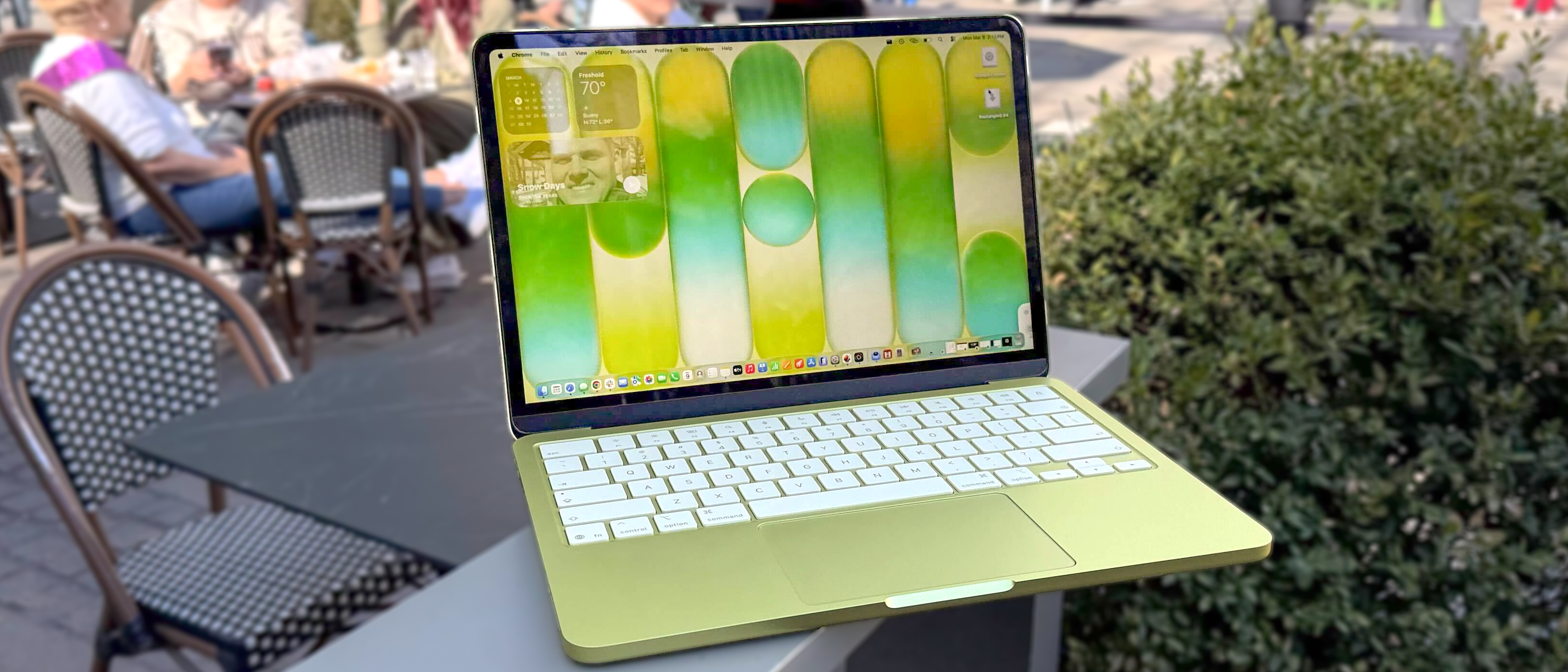 MacBook Neo affiché sur un bureau