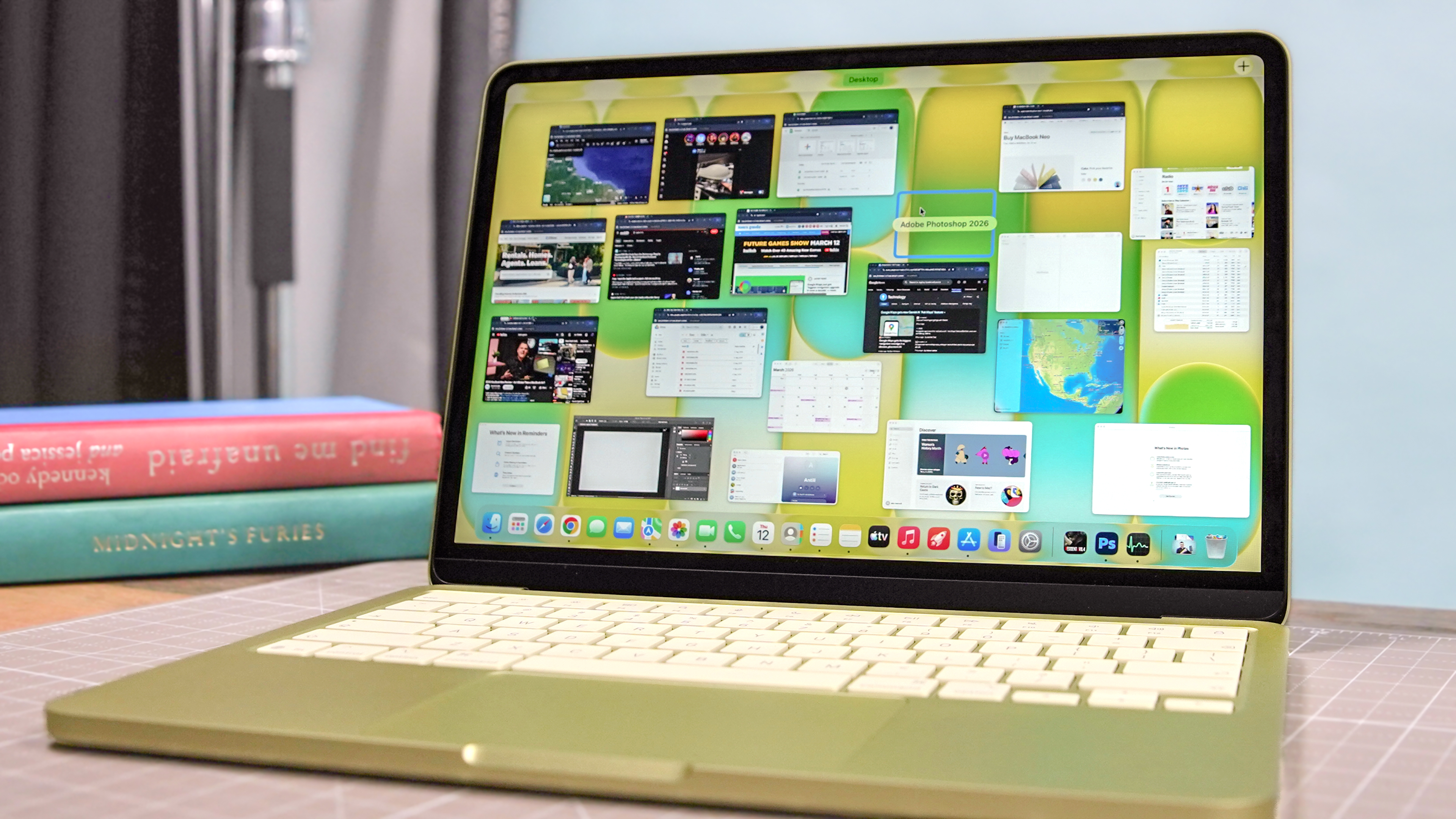 MacBook Neo ouvert sur un bureau