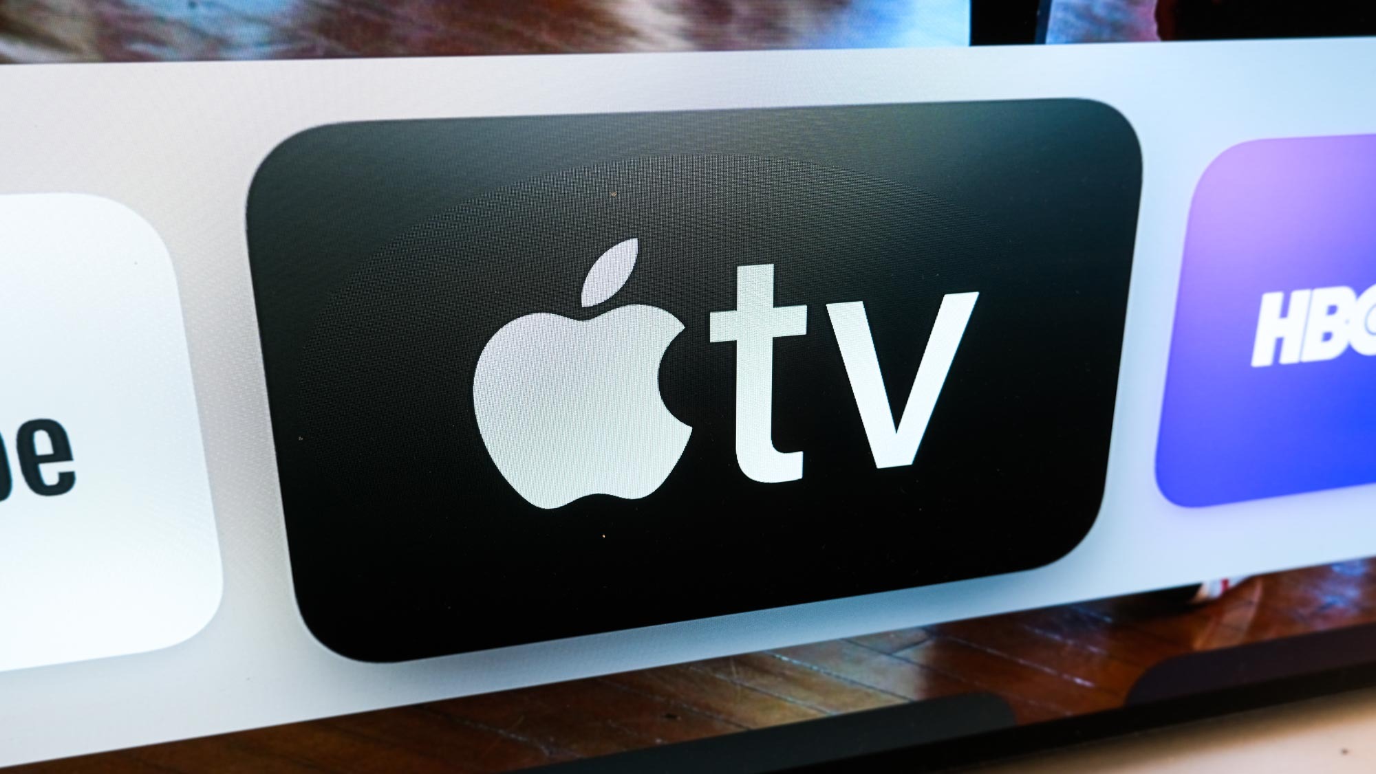 Le bouton de l’application Apple TV sur l’écran d’accueil de l’Apple TV, sur un écran de téléviseur