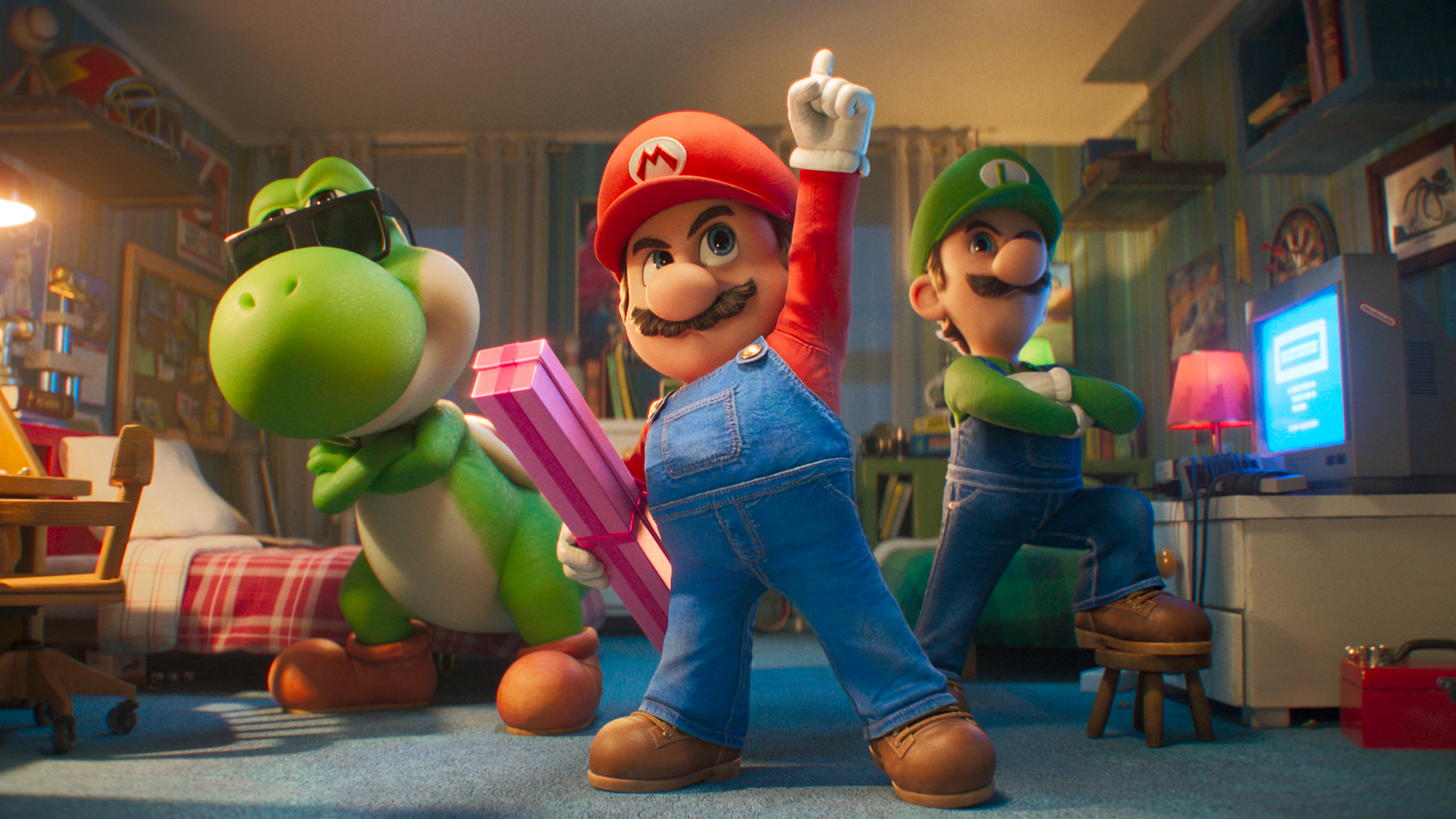 De gauche à droite : Yoshi (exprimé par Donald Glover), Mario (Chris Pratt) et Luigi (Charlie Day) debout dans une chambre dans une scène du film