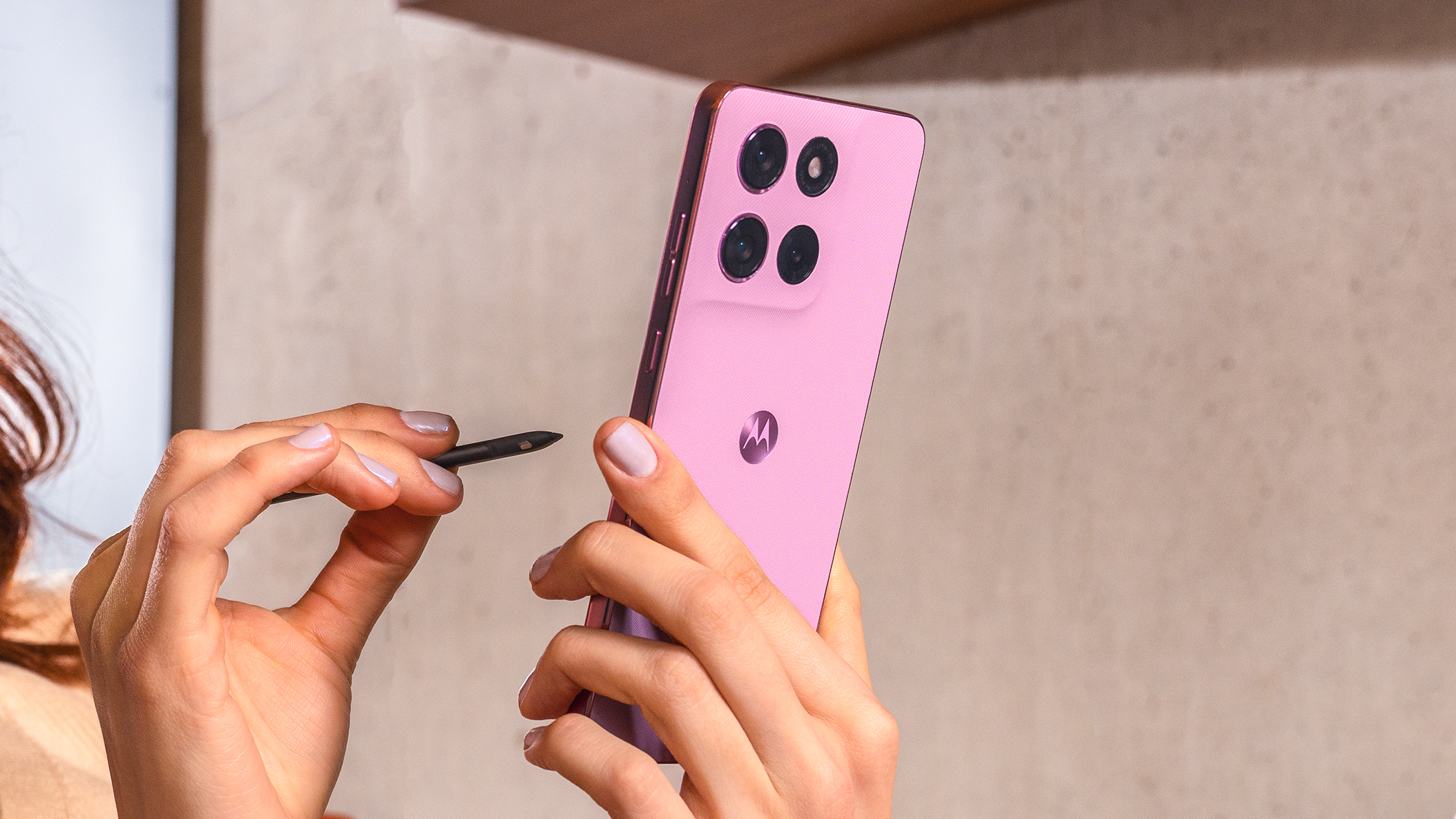 Moto G Stylus (2026) tenu à la main avec un stylet.