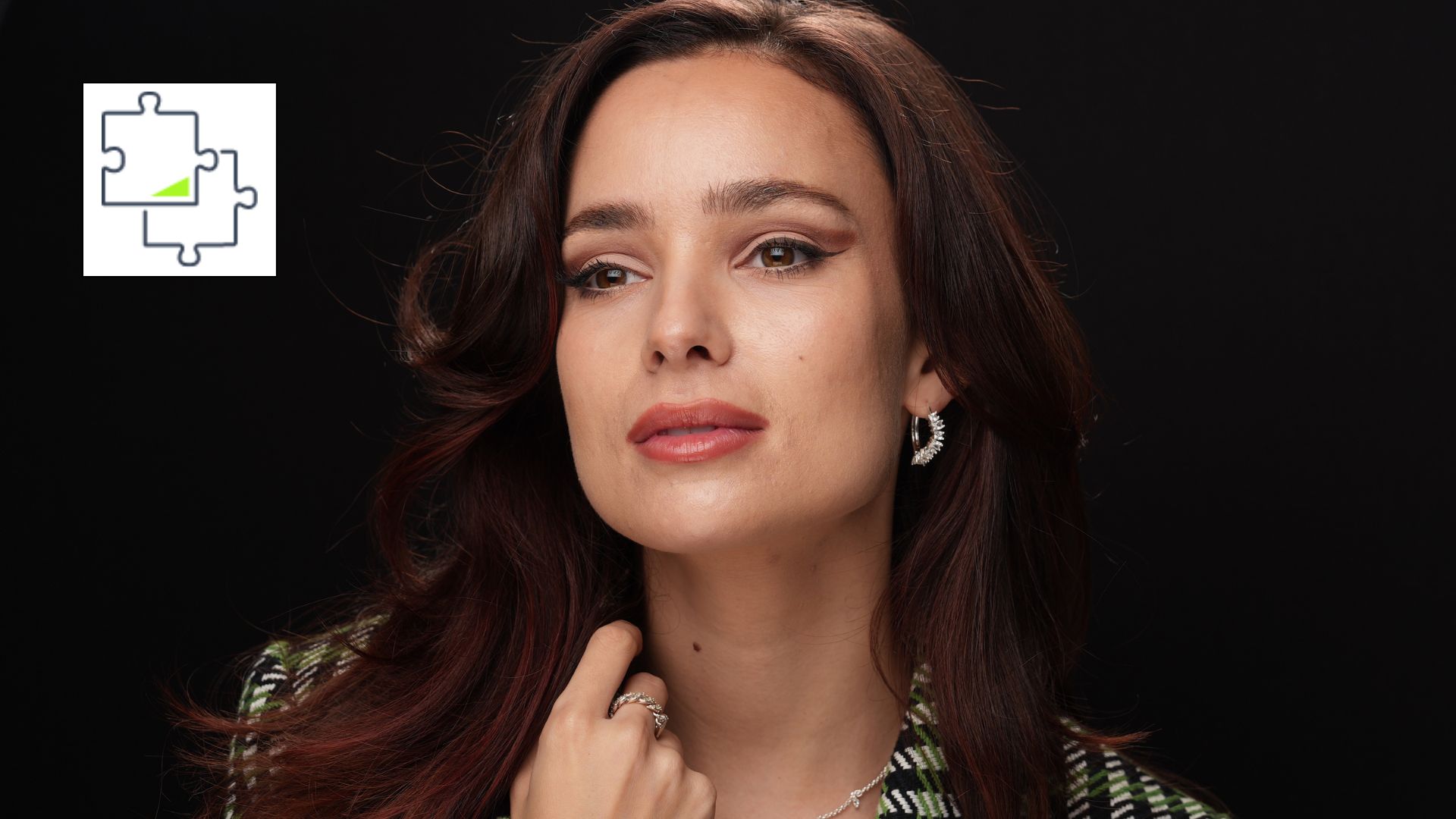Portrait d'une femme, avec une icône de puzzle superposée