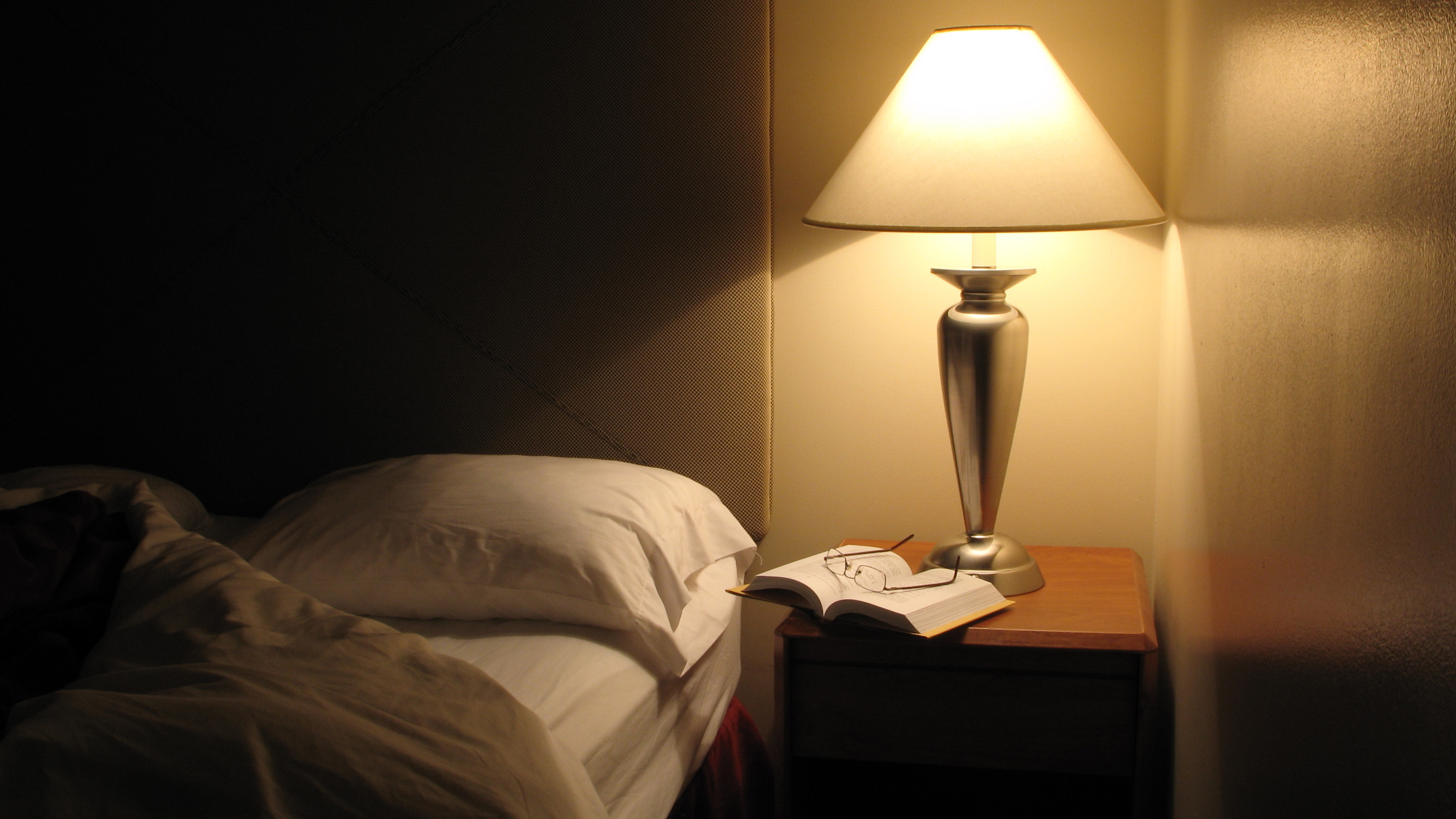 Une lampe sur une table de nuit