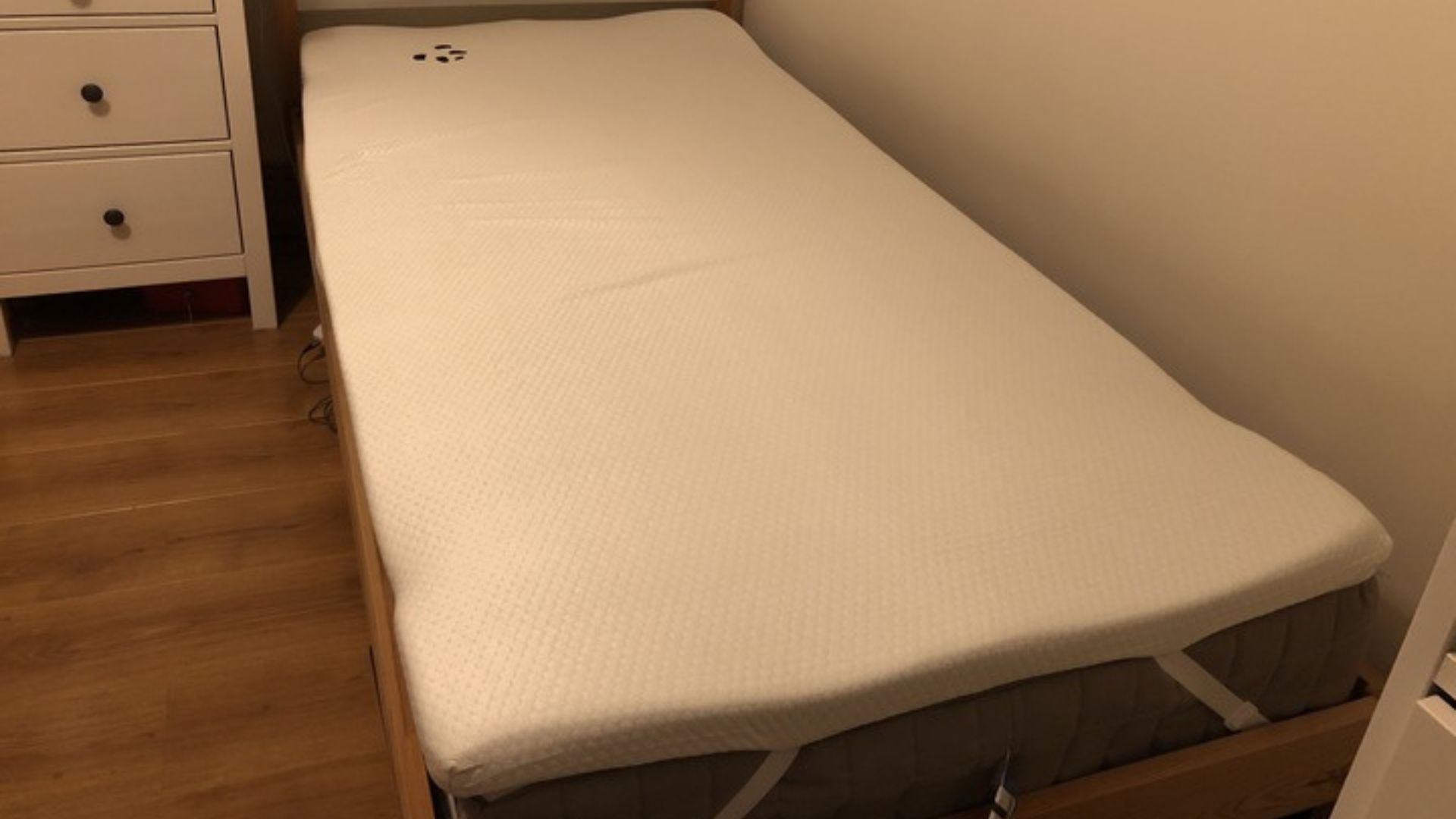 Le surmatelas en bambou Panda London sur un matelas double dans la chambre d'un testeur.