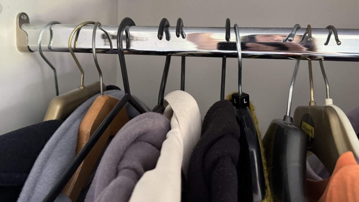 J'ai essayé le hack « cintre inversé » pour désencombrer le printemps : qu'est-ce que c'est et comment ça marche ? image-36047