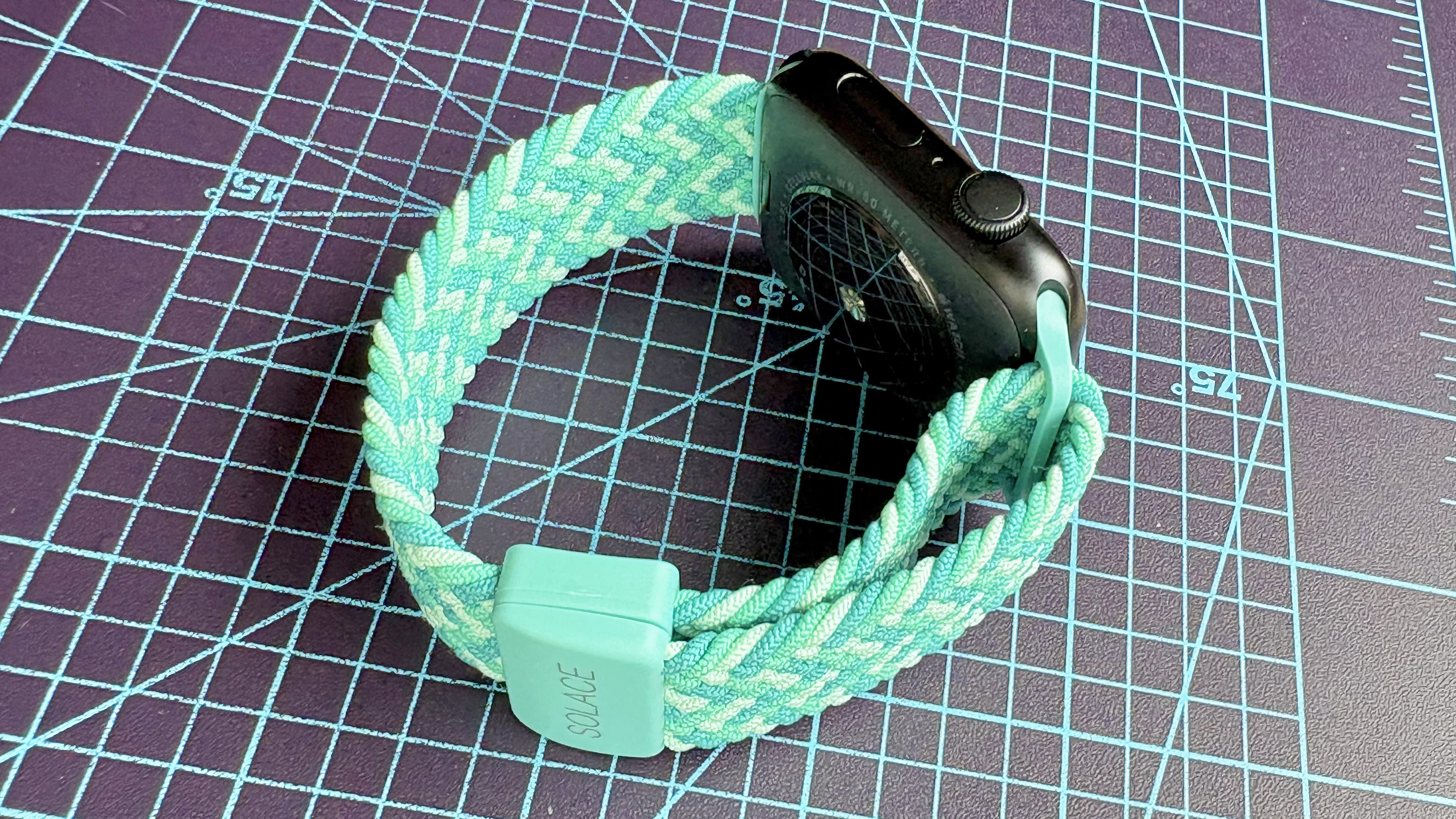 Gros plan du bracelet de montre Solace Imperium Adapt sur une Apple Watch SE 3 dans la couleur « Calypso » vert