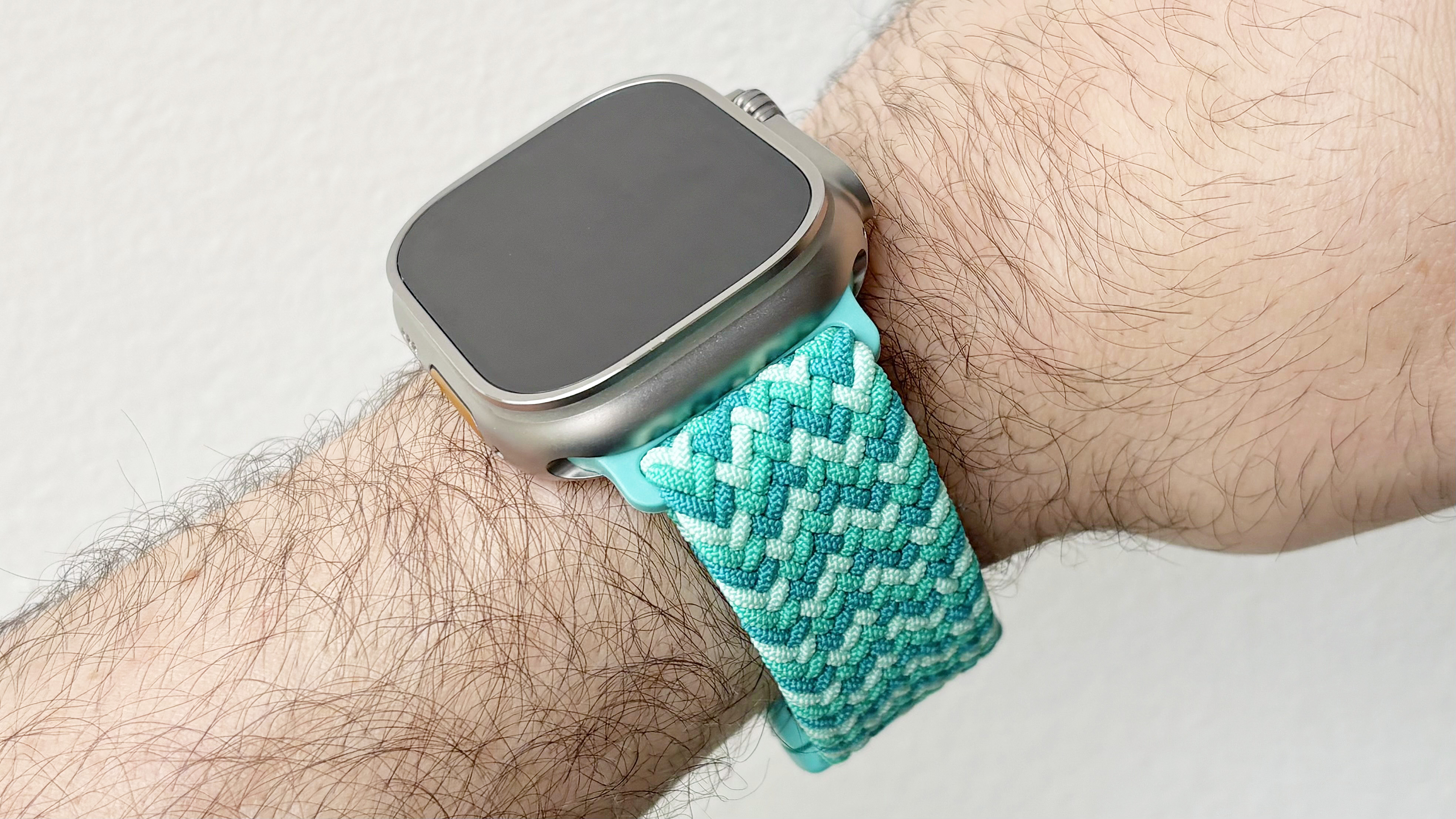 Gros plan du bracelet de montre Solace Imperium Adapt sur une Apple Watch SE 3 dans la couleur « Calypso » vert
