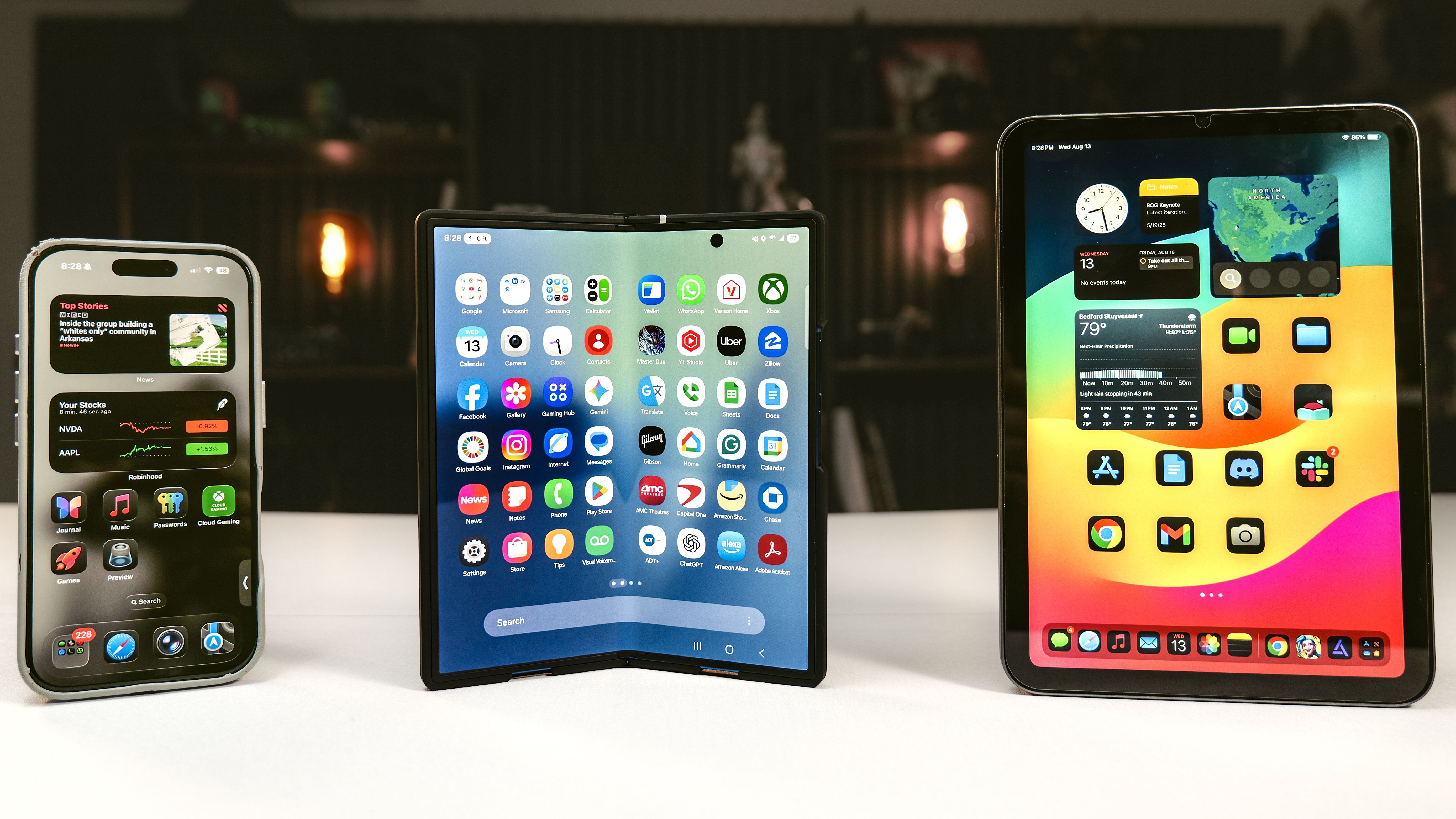 Galaxy Z Fold 7 à côté d’un téléphone et d’une tablette.