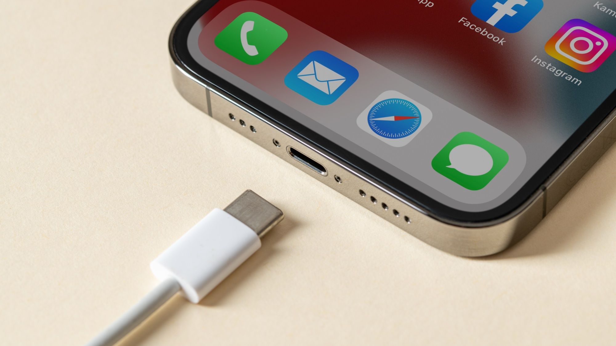 L'habitude de recharge la plus courante consiste à tuer votre téléphone. Voici la solution image-36100