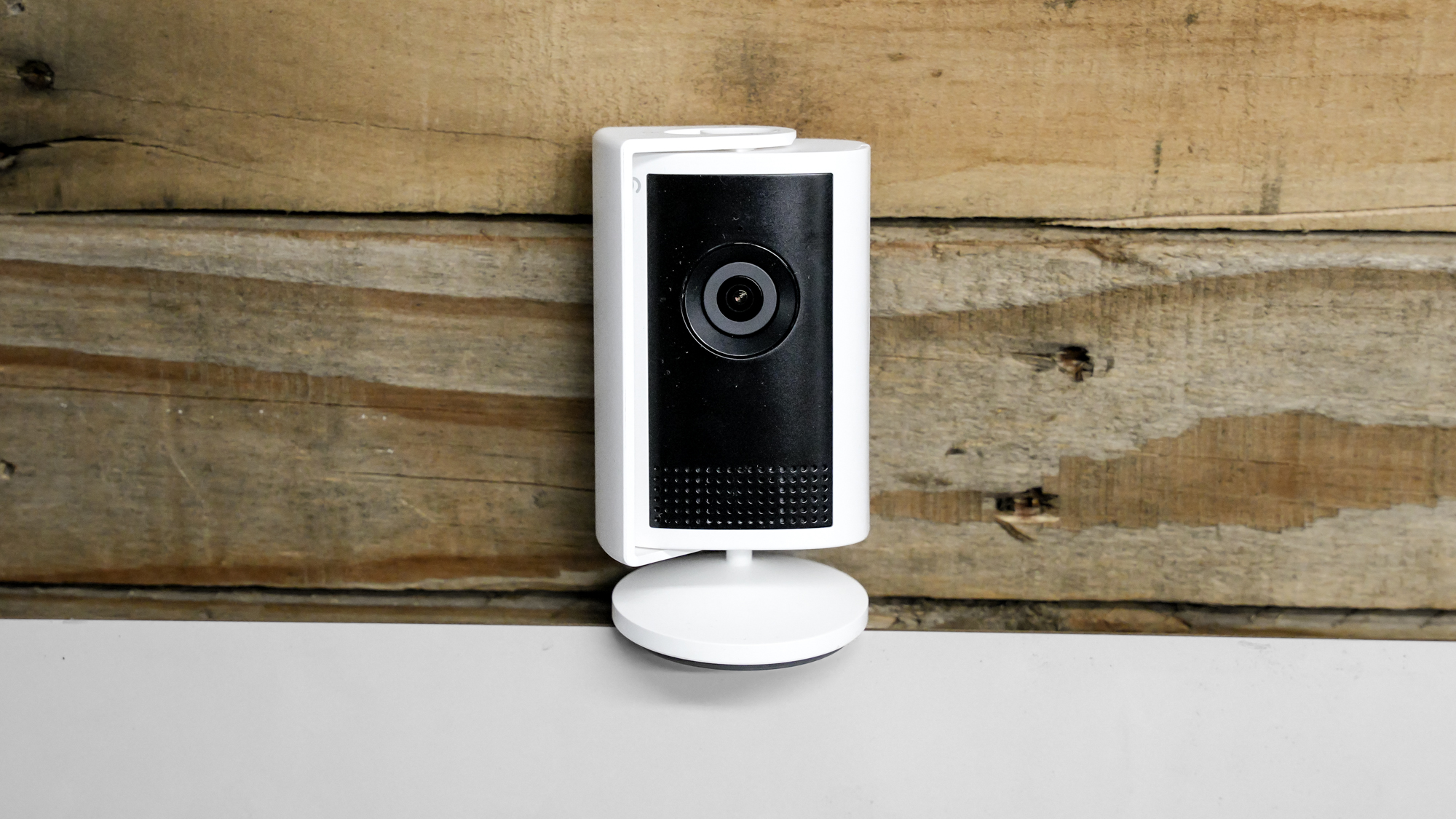 Ring Indoor Cam Plus sur une étagère