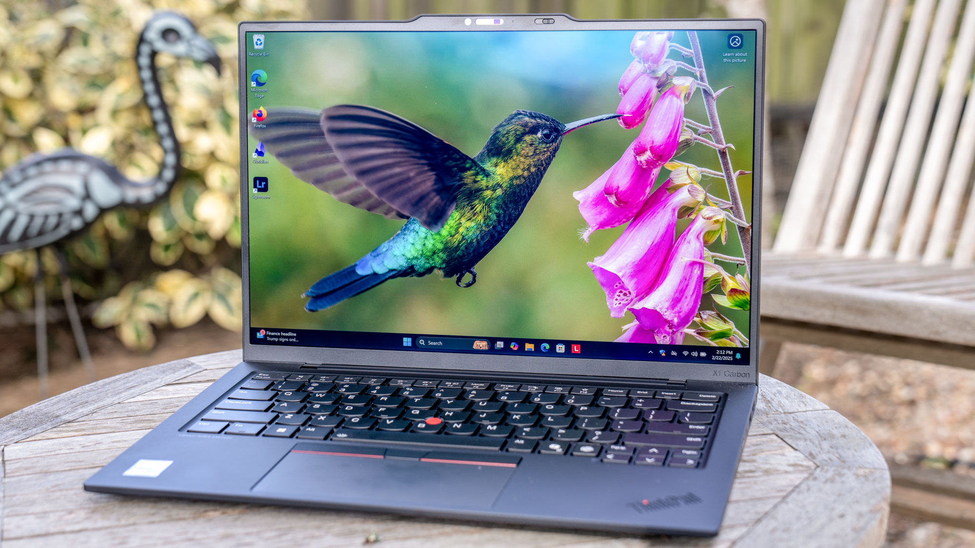 Lenovo ThinkPad X1 Carbon Gen 13 Aura Edition sur une table de jardin