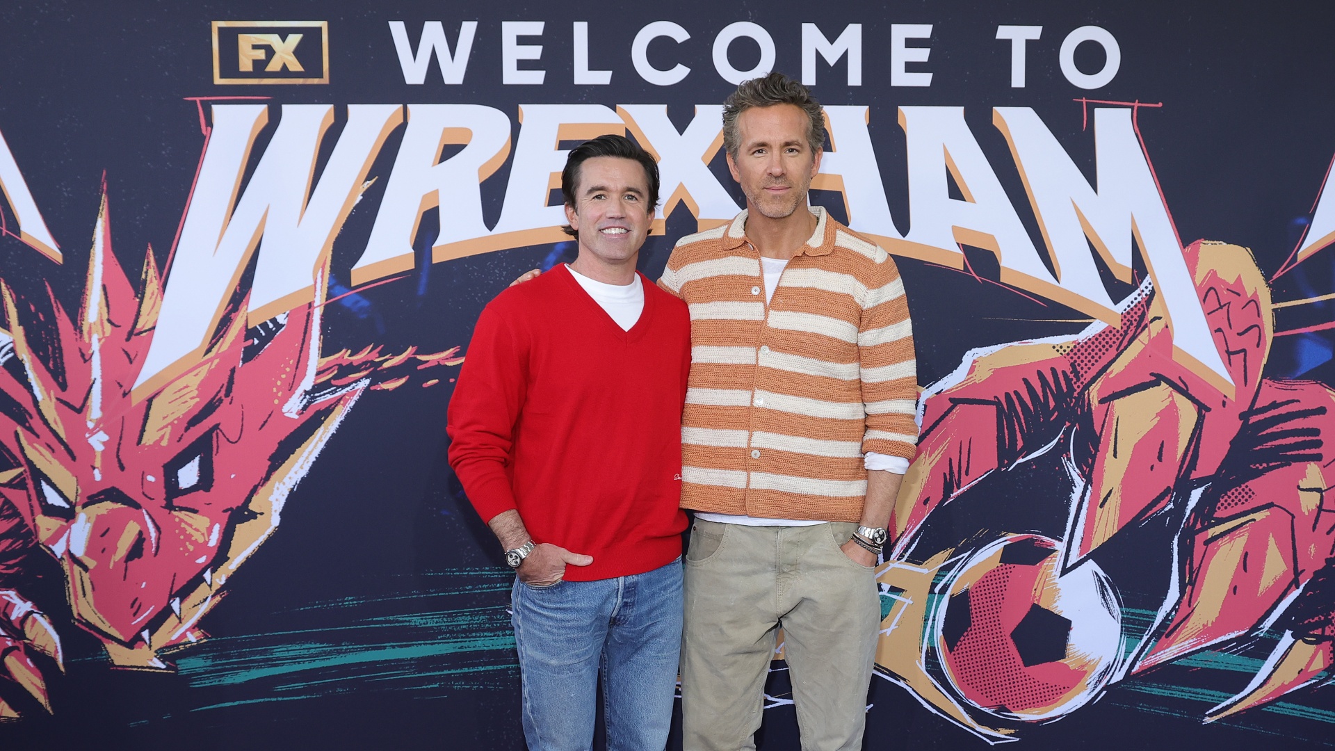Rob McElhenney et Ryan Reynolds lors d'un événement sur le tapis rouge faisant la promotion de FX’s Welcome to Wrexham