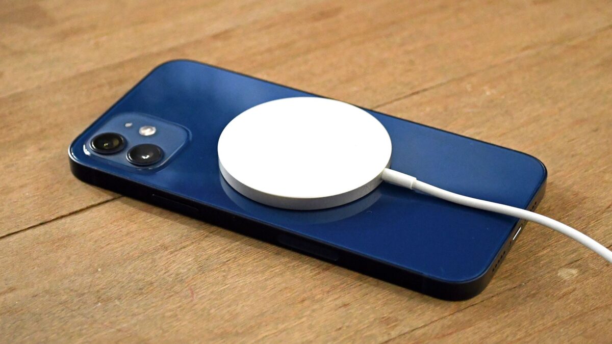 Une rumeur folle suggère qu'Apple envisagerait de se débarrasser de MagSafe sur les futurs iPhone image-36260