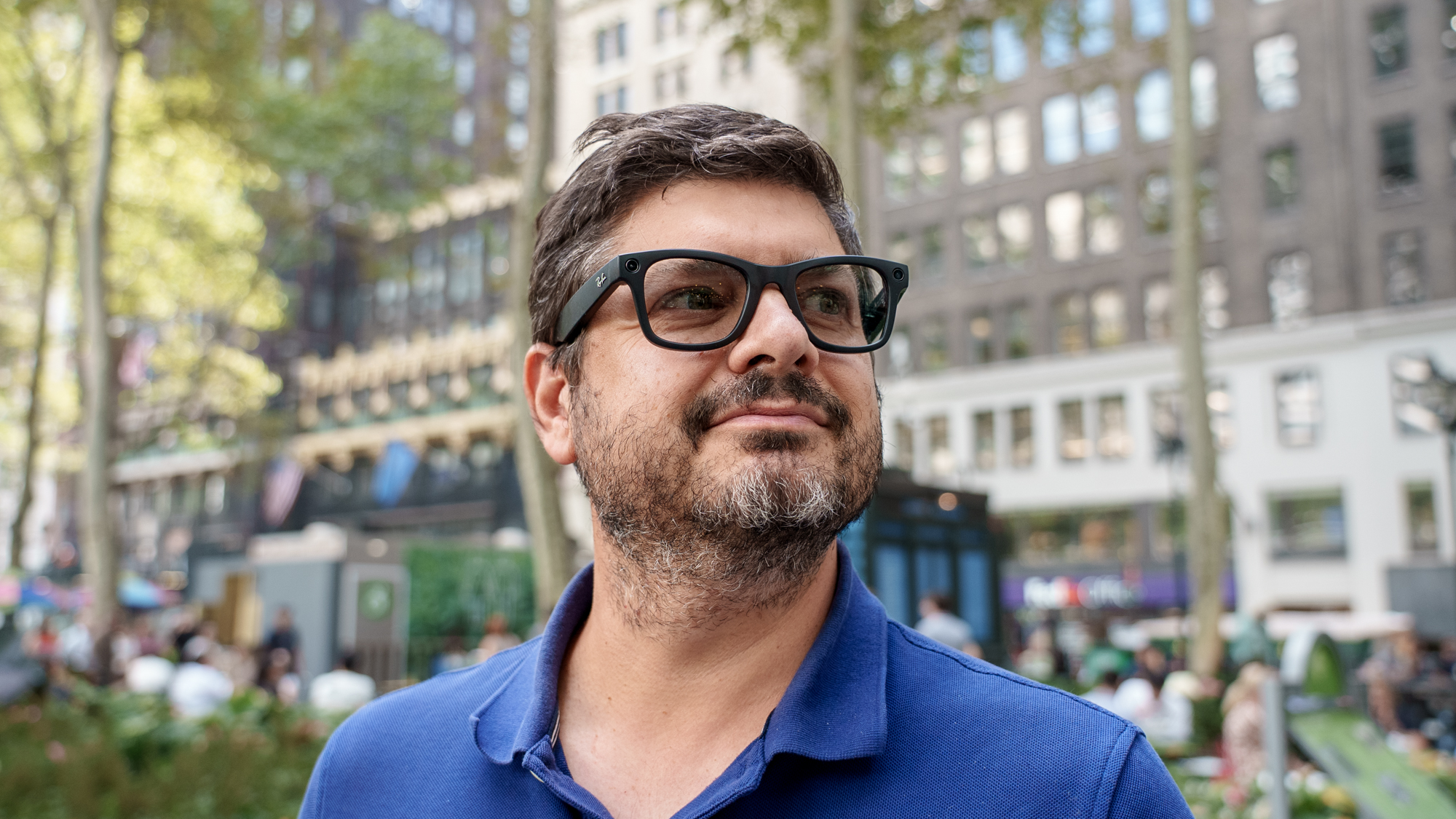 Mike Prospero, rédacteur en chef américain de Tom's Guide, porte des lunettes intelligentes Meta Ray-Ban (gen 2)