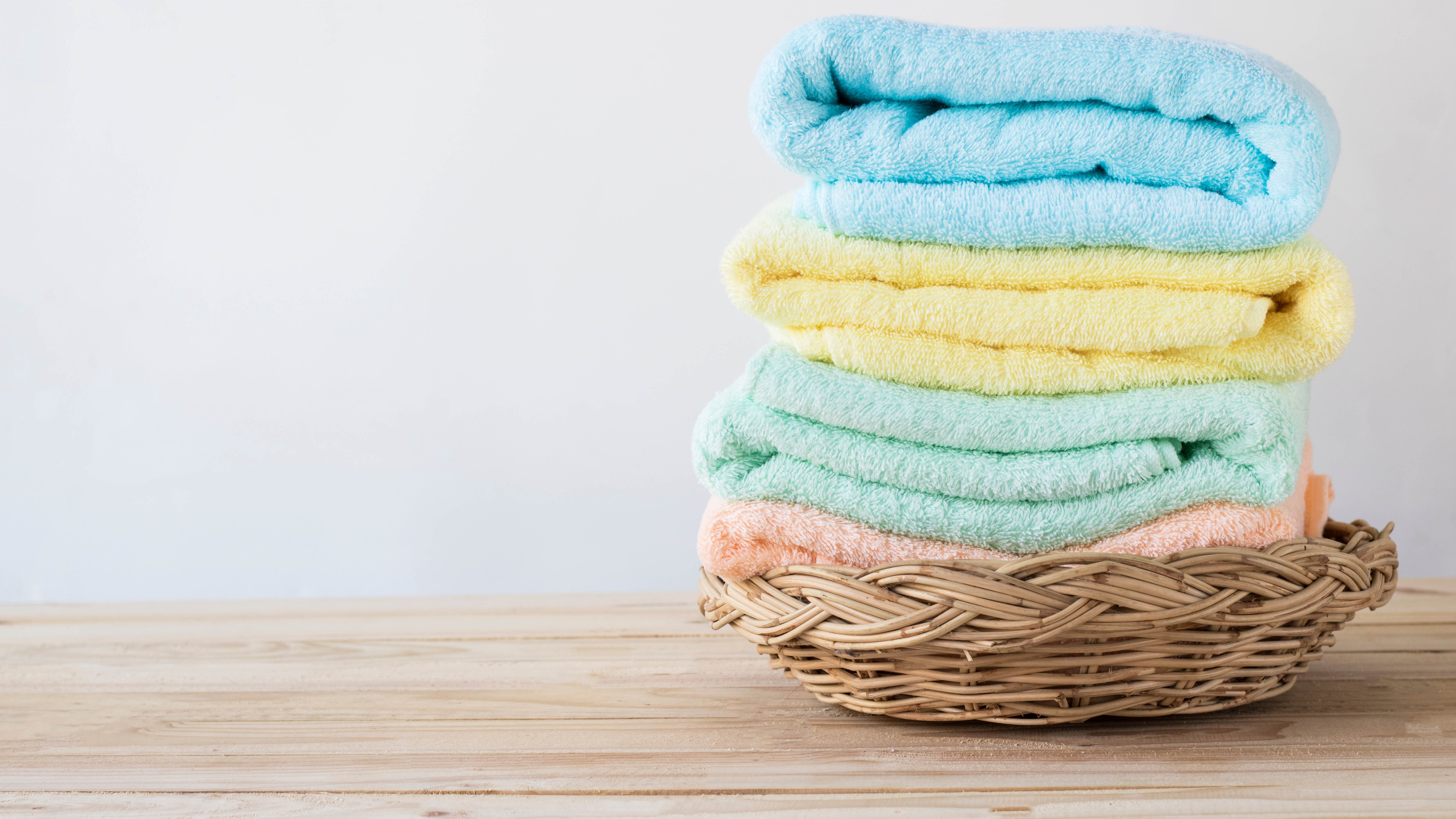 Serviettes colorées dans le panier