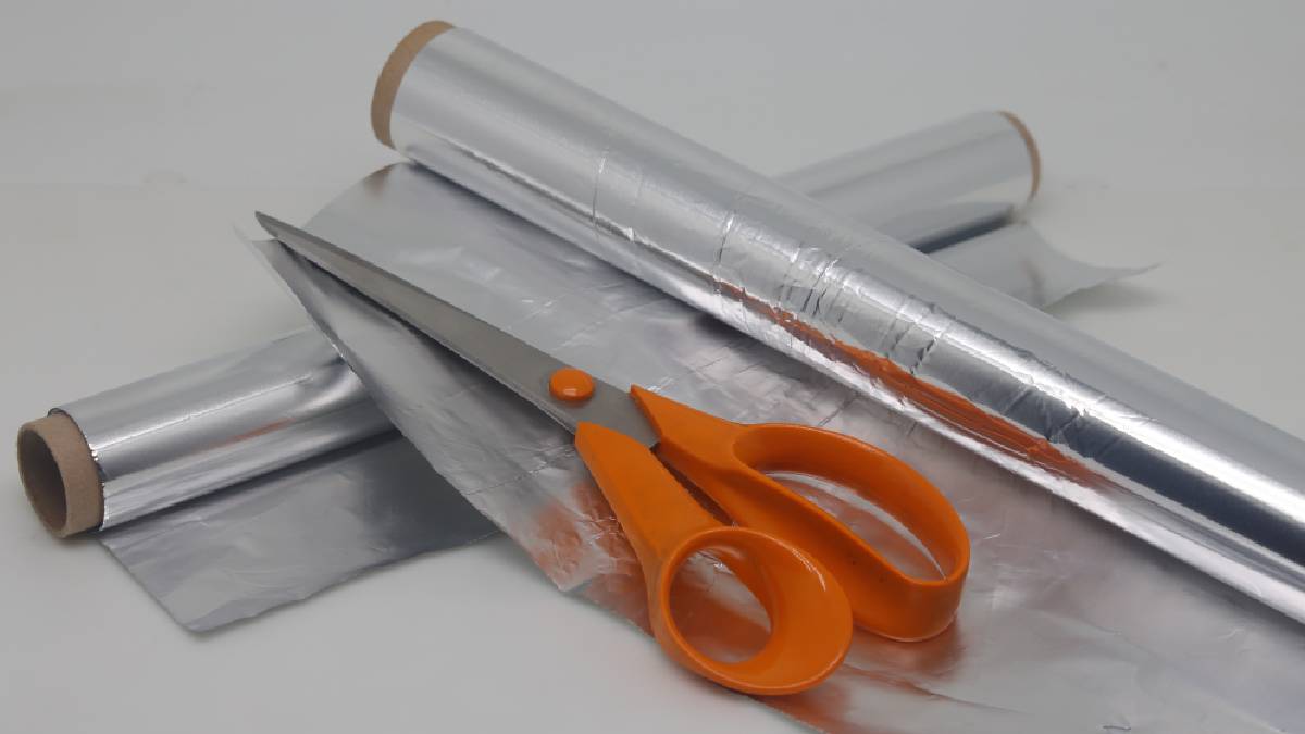 Feuille d'aluminium et ciseaux