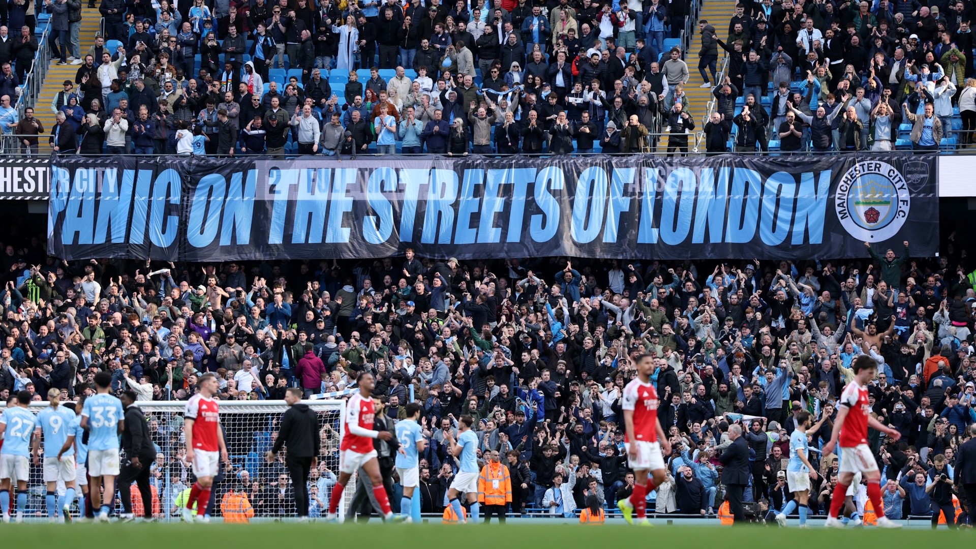 Une bannière indique « Panique des rues de Londres ' ; après que Man City ait battu Arsenal en Premier League