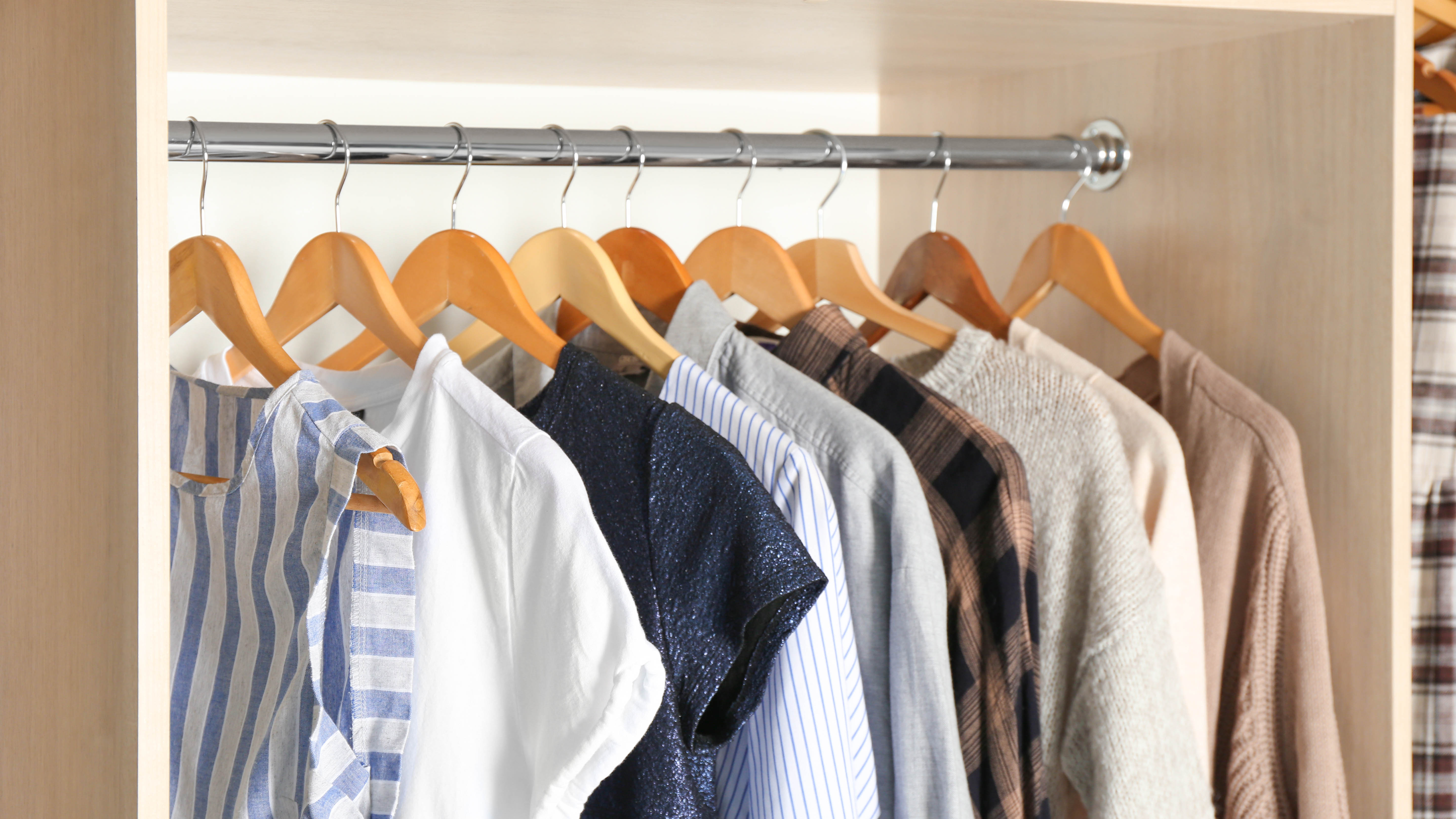 Cintres en bois retenant les vêtements dans un placard