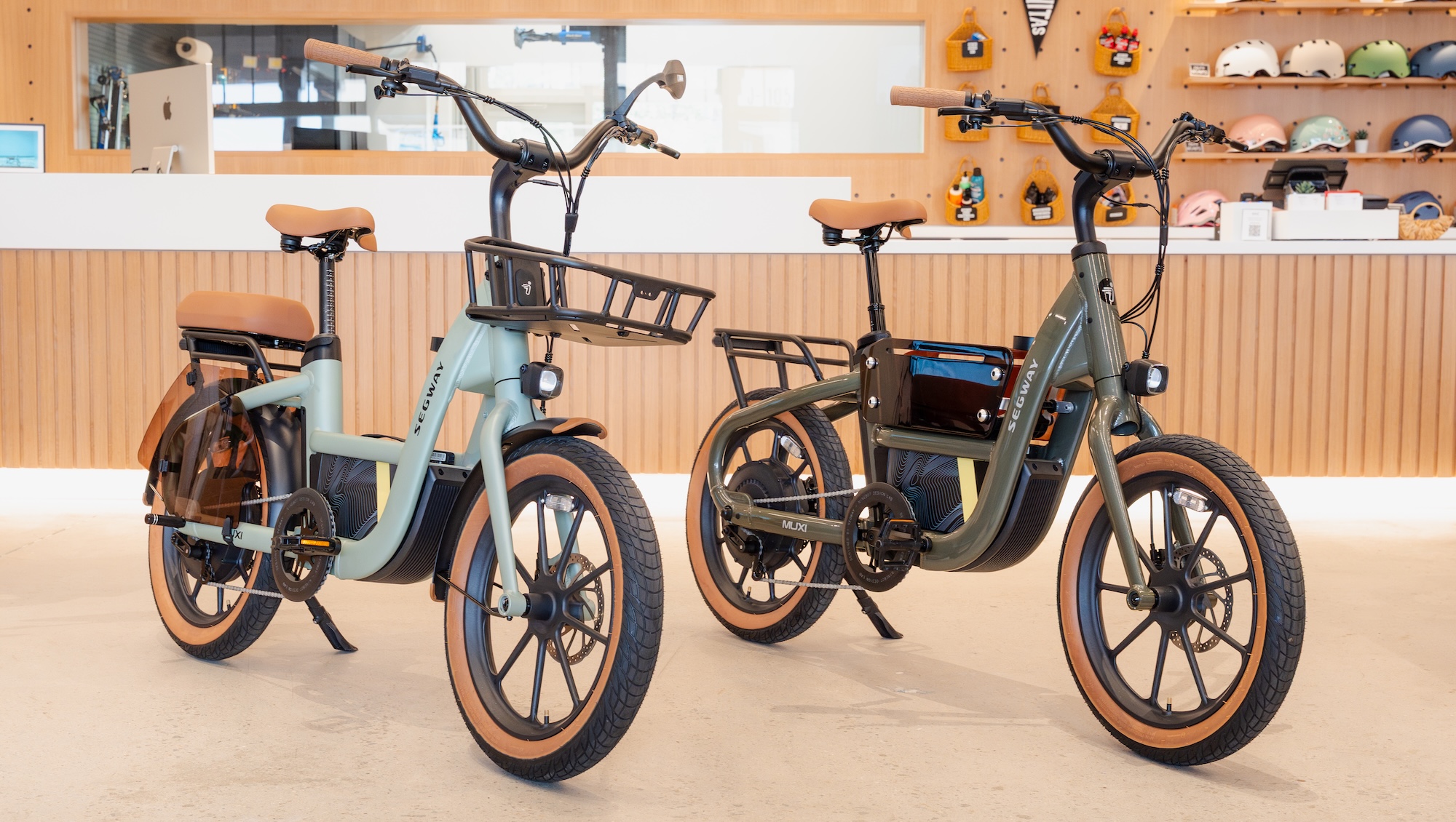 Vélos électriques Segway Muxi dans la salle d'exposition