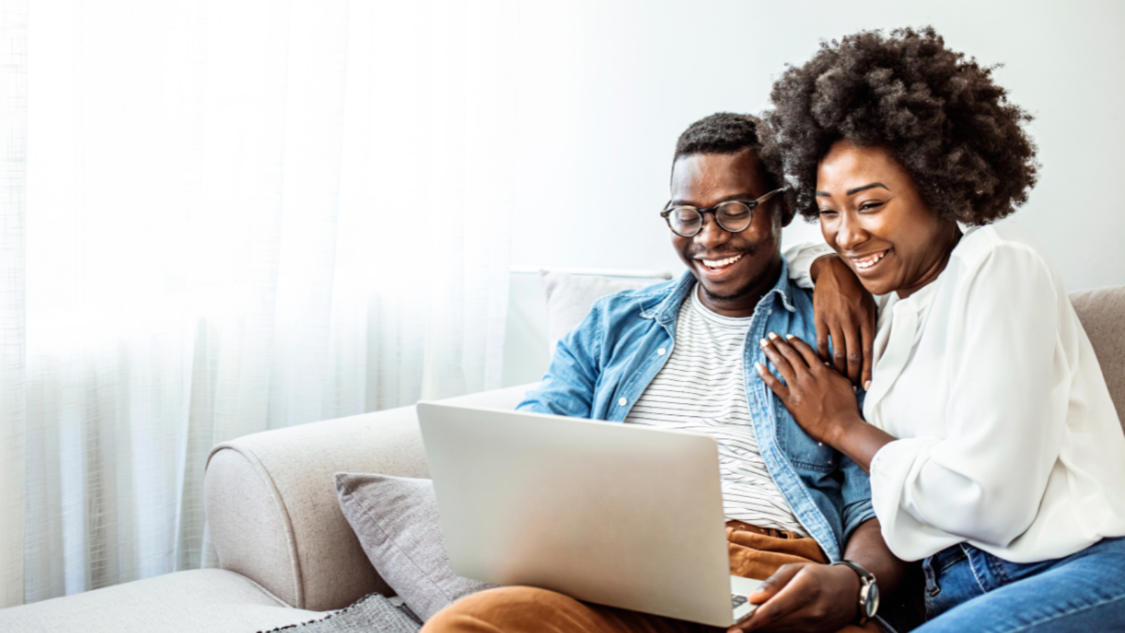 Stockez des photos de personnes équipées d’appareils technologiques.